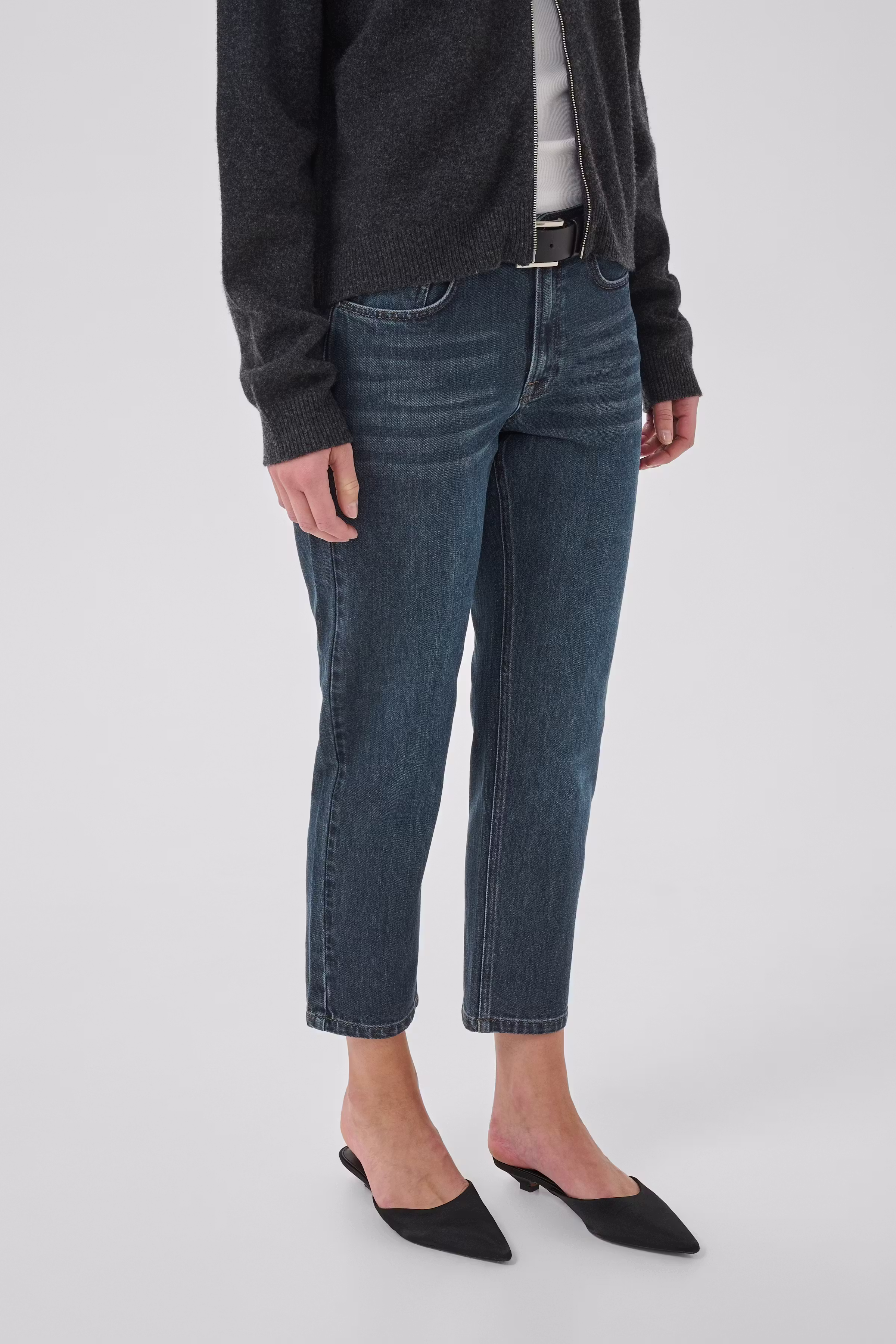 04 THE MOMMY HIGH TAPERED JEANS LOOKBOOK FRONT 10704537-100062