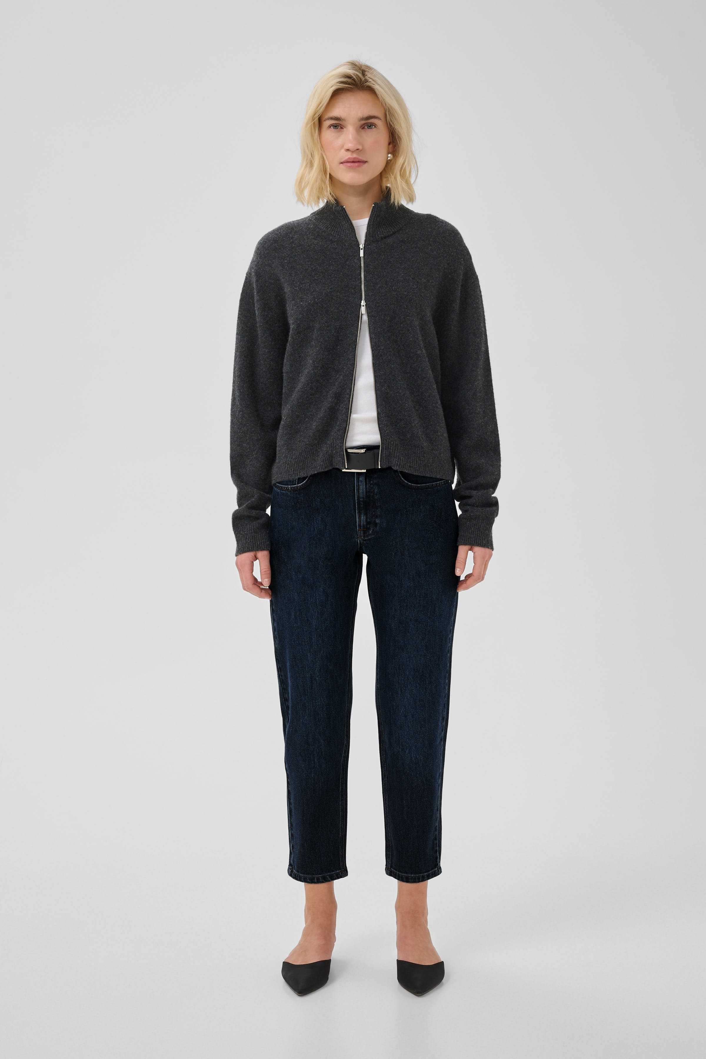 04 THE MOMMY HIGH TAPERED JEANS LOOKBOOK FRONT 10704537-100067