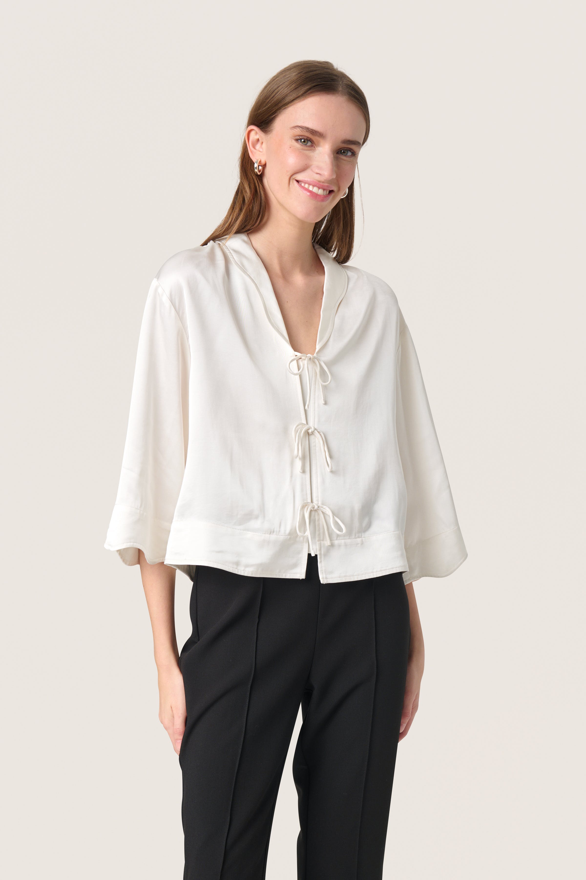 SLLeena Blouse LOOKBOOK FRONT 30408508-110701