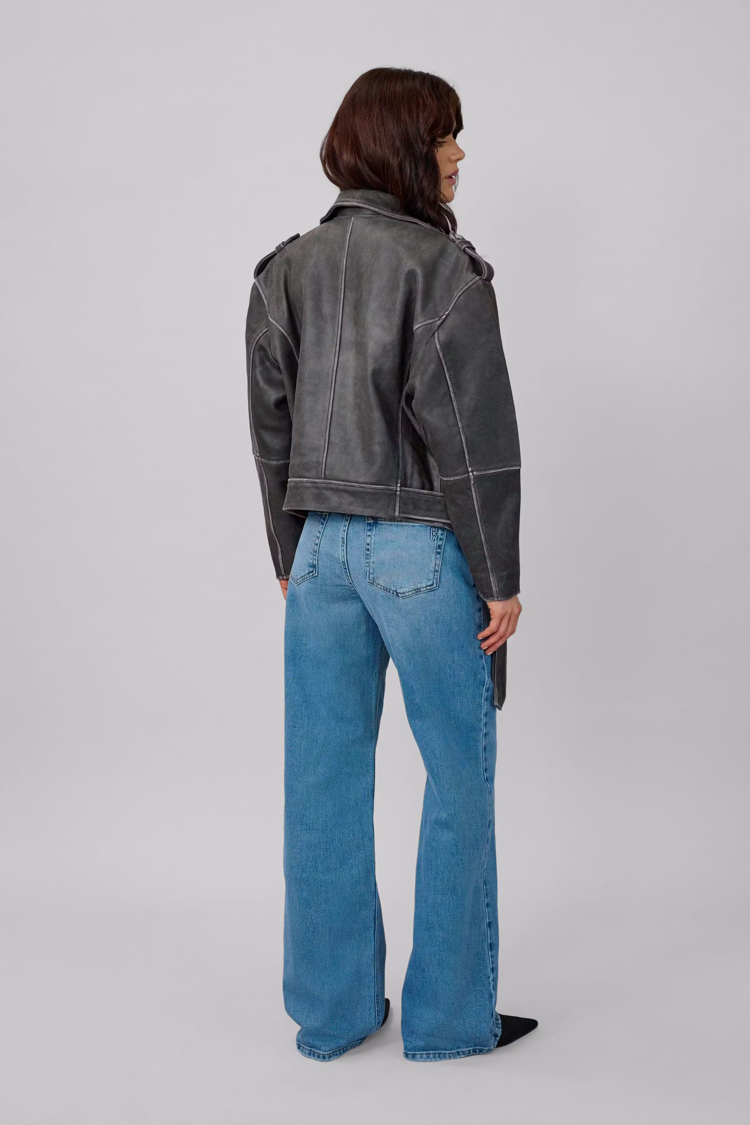 01 THE GILO LEATHER JACKET LOOKBOOK BACK 10703819-100081