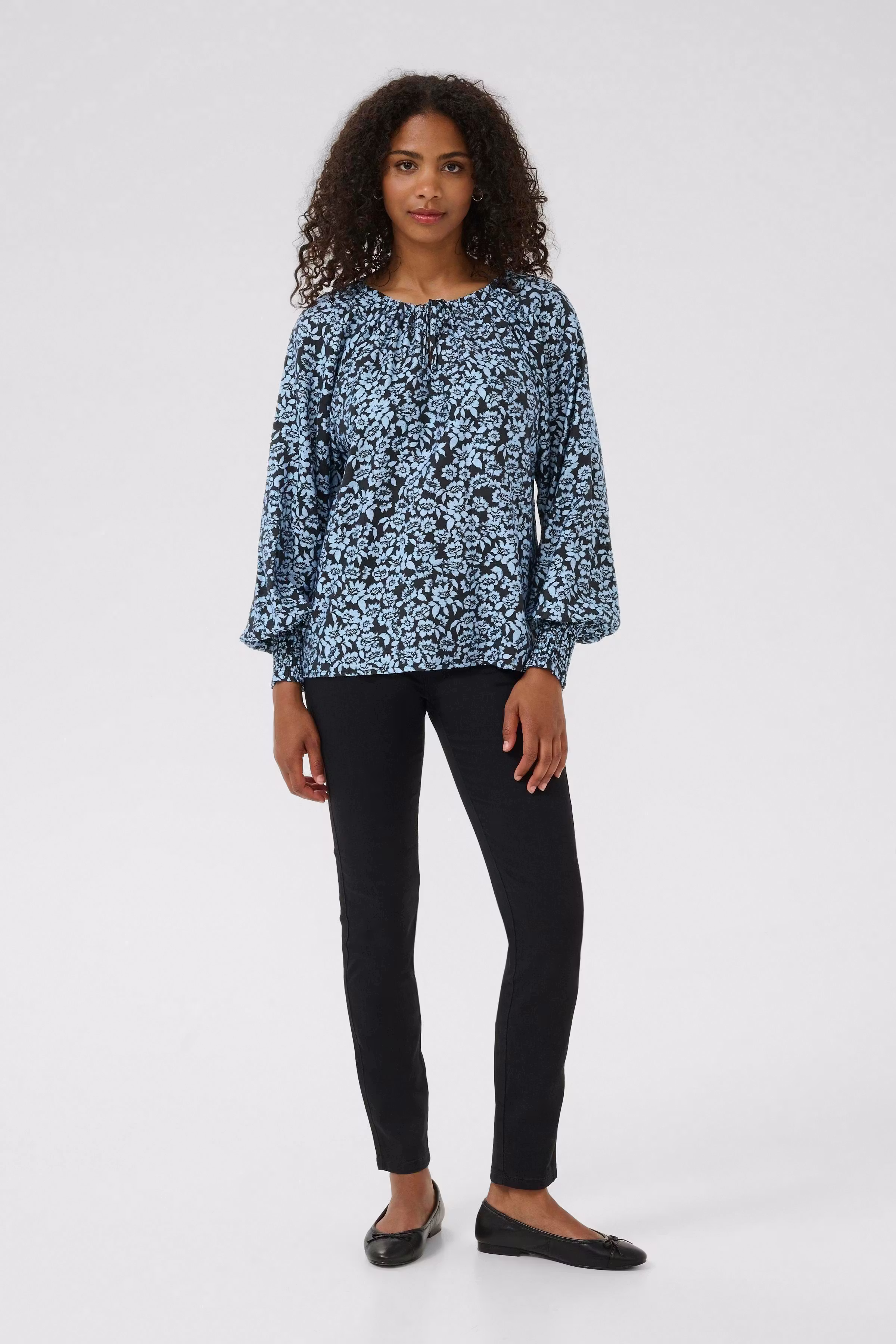 KAamanda Blouse LOOKBOOK FRONT 10510330-107720