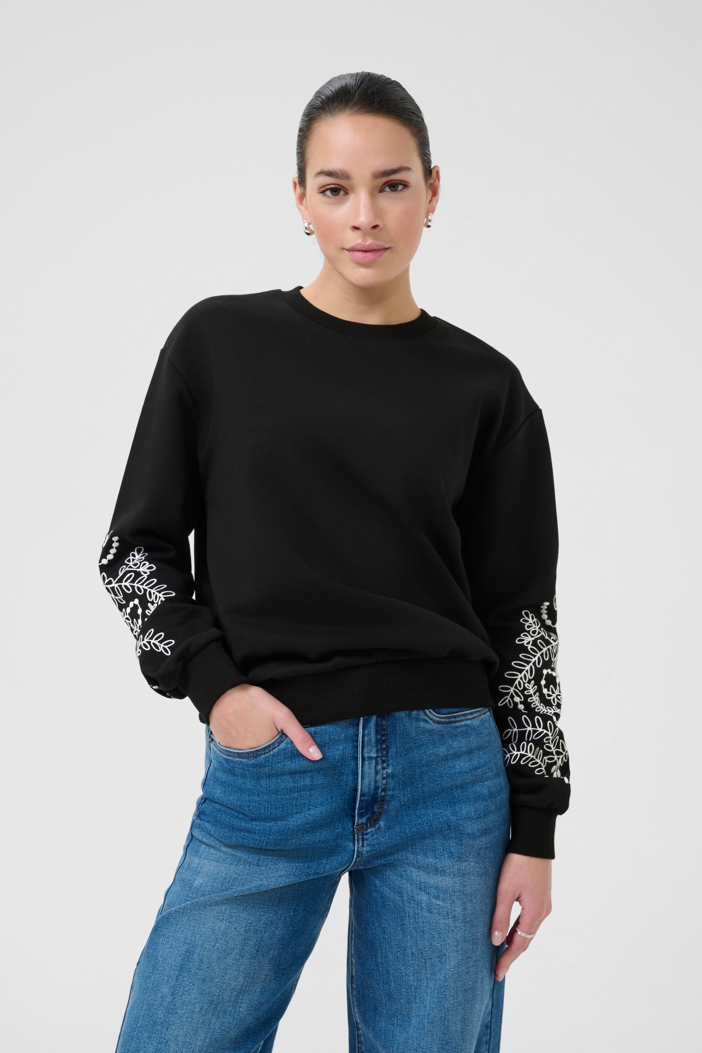 KAvivian Sweatshirt LOOKBOOK FRONT 10510664-100121