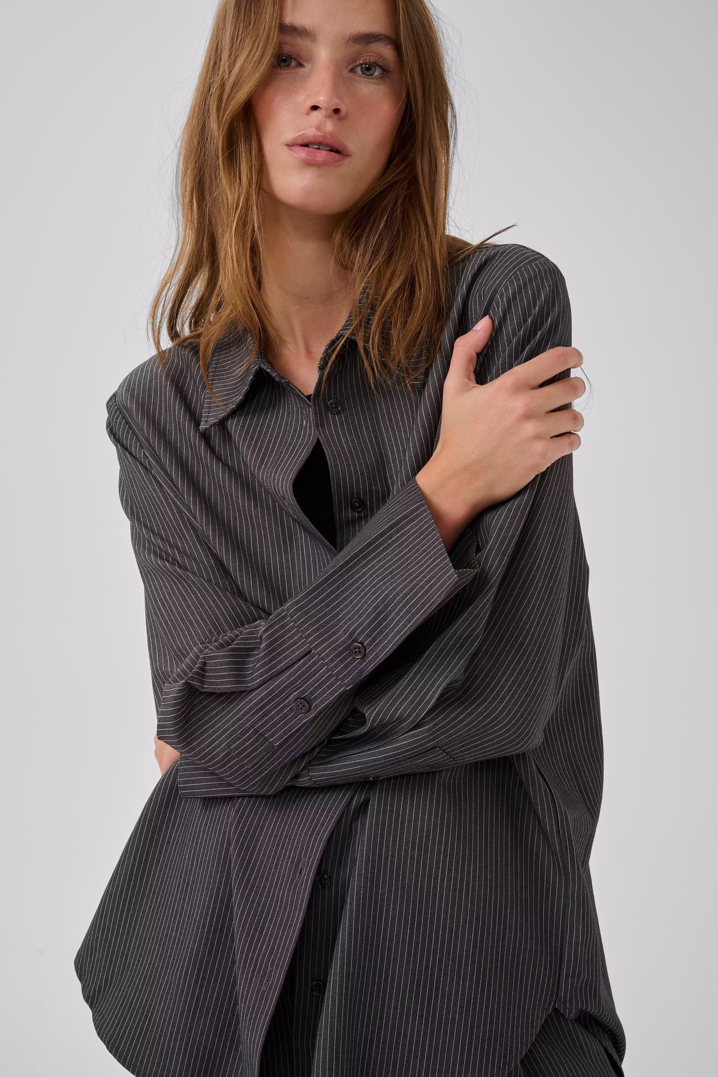 22 THE PINSTRIPED SHIRT LOOKBOOK DETAIL 10705633-109599