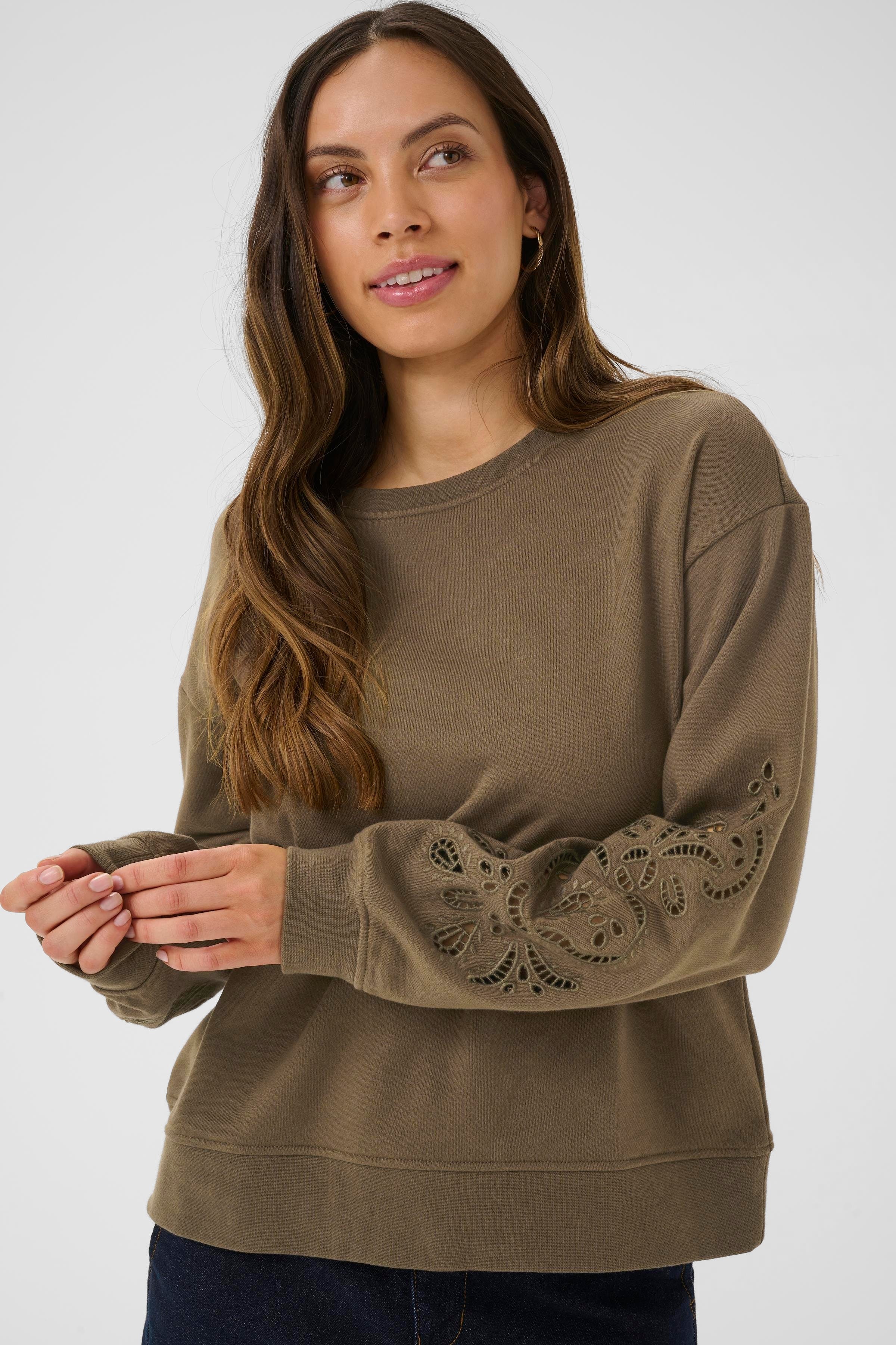 CRJosie Sweatshirt LOOKBOOK DETAIL 10613984-190820