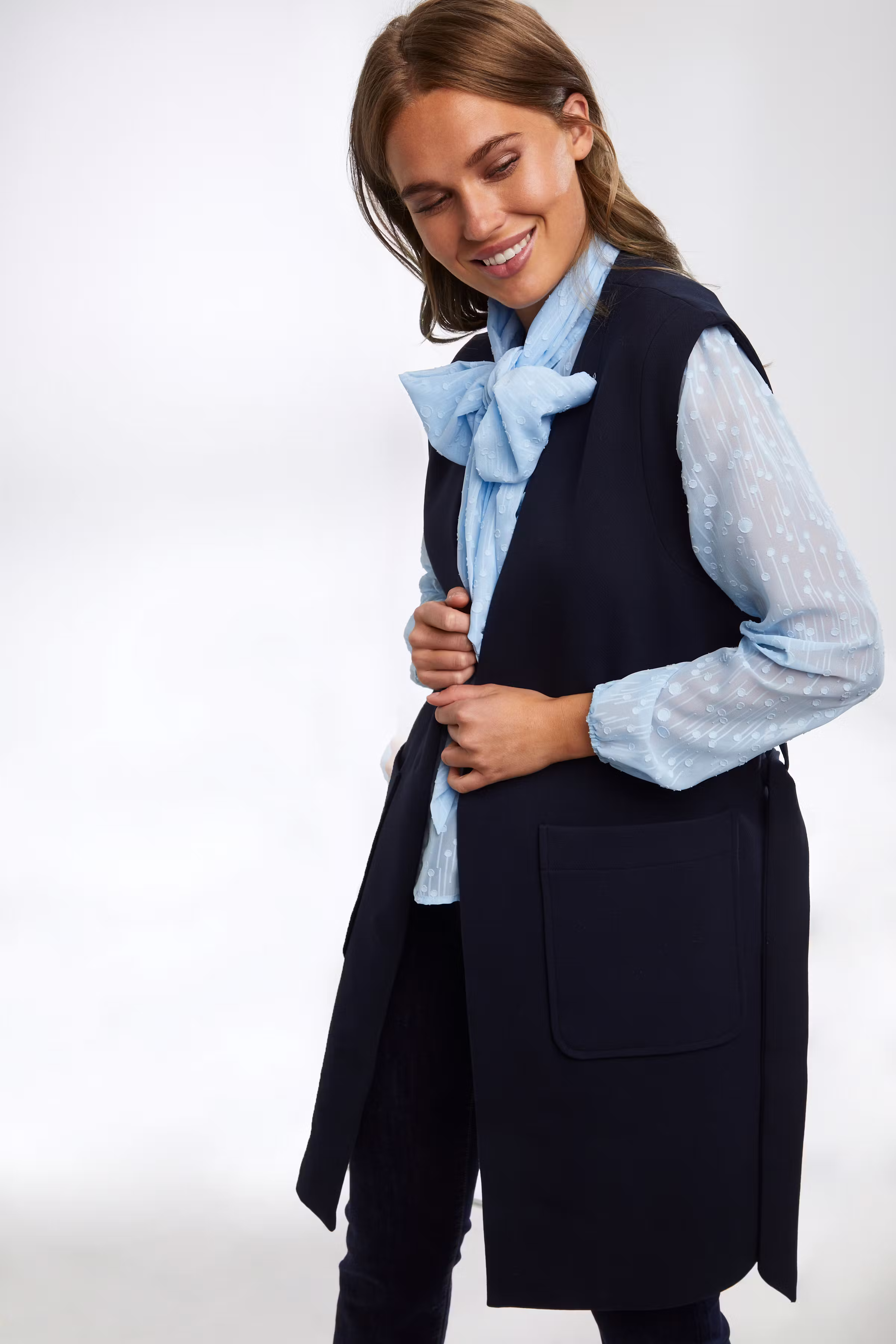 EnricaSZ Vest

 LOOKBOOK DETAIL 30510957-193713