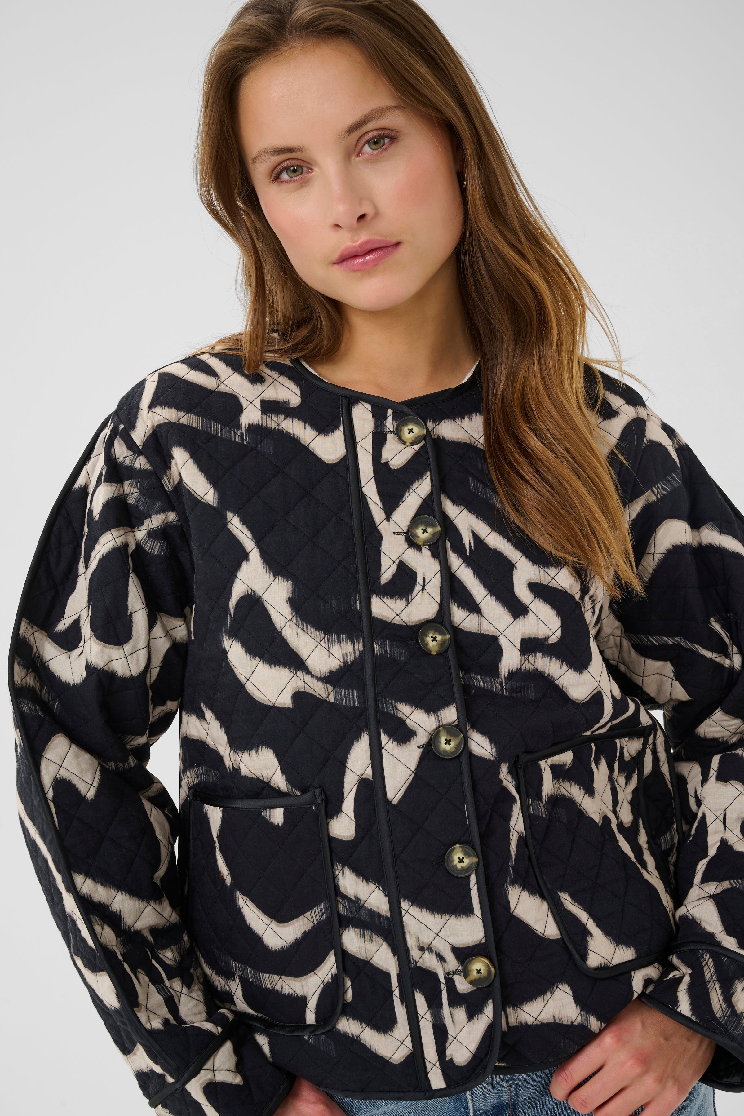 KAkayla Casual Jacke LOOKBOOK DETAIL 10510157-107701