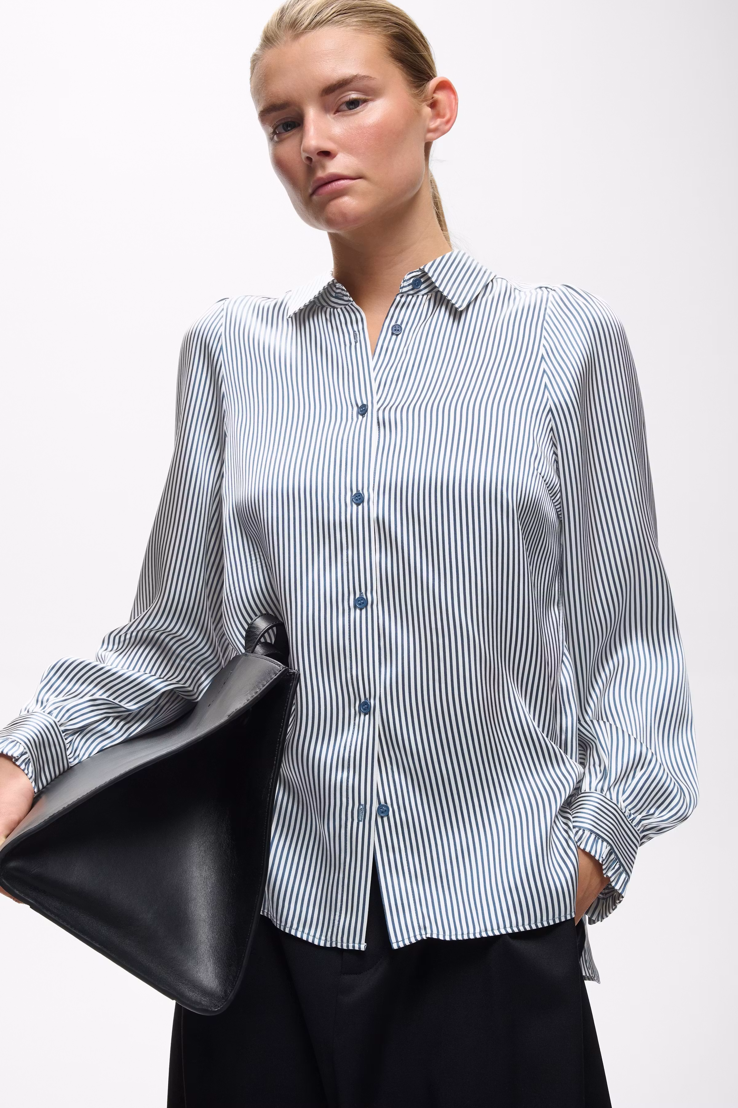 LarinaIW Shirt LOOKBOOK DETAIL 30110622-304097