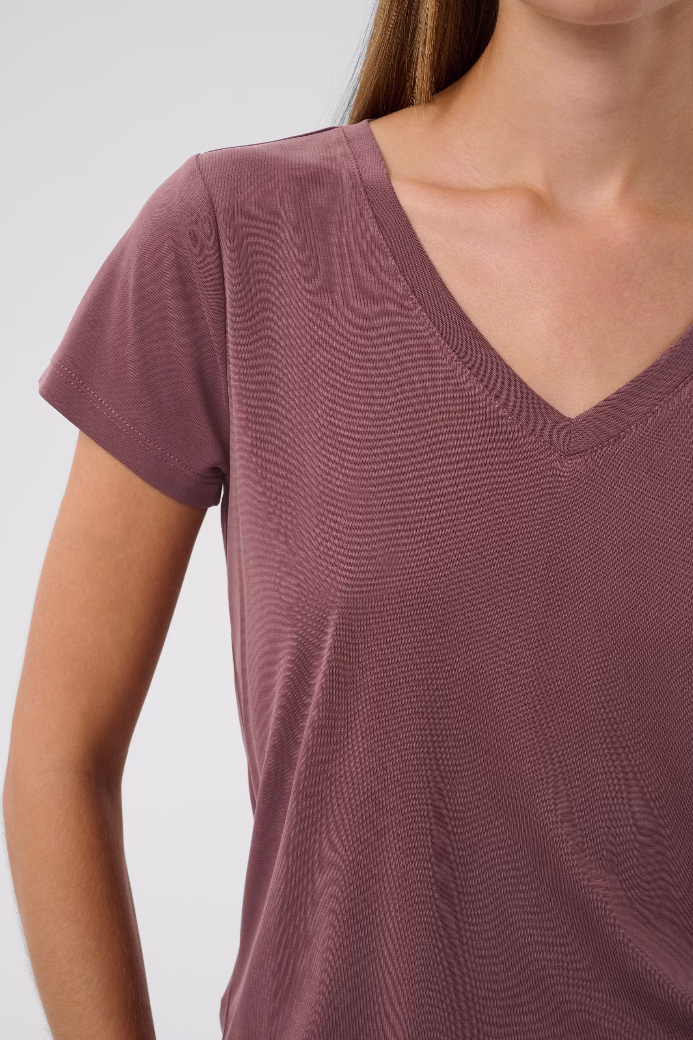 SLColumbine V-neck T-shirt LOOKBOOK DETAIL 30404284-191620