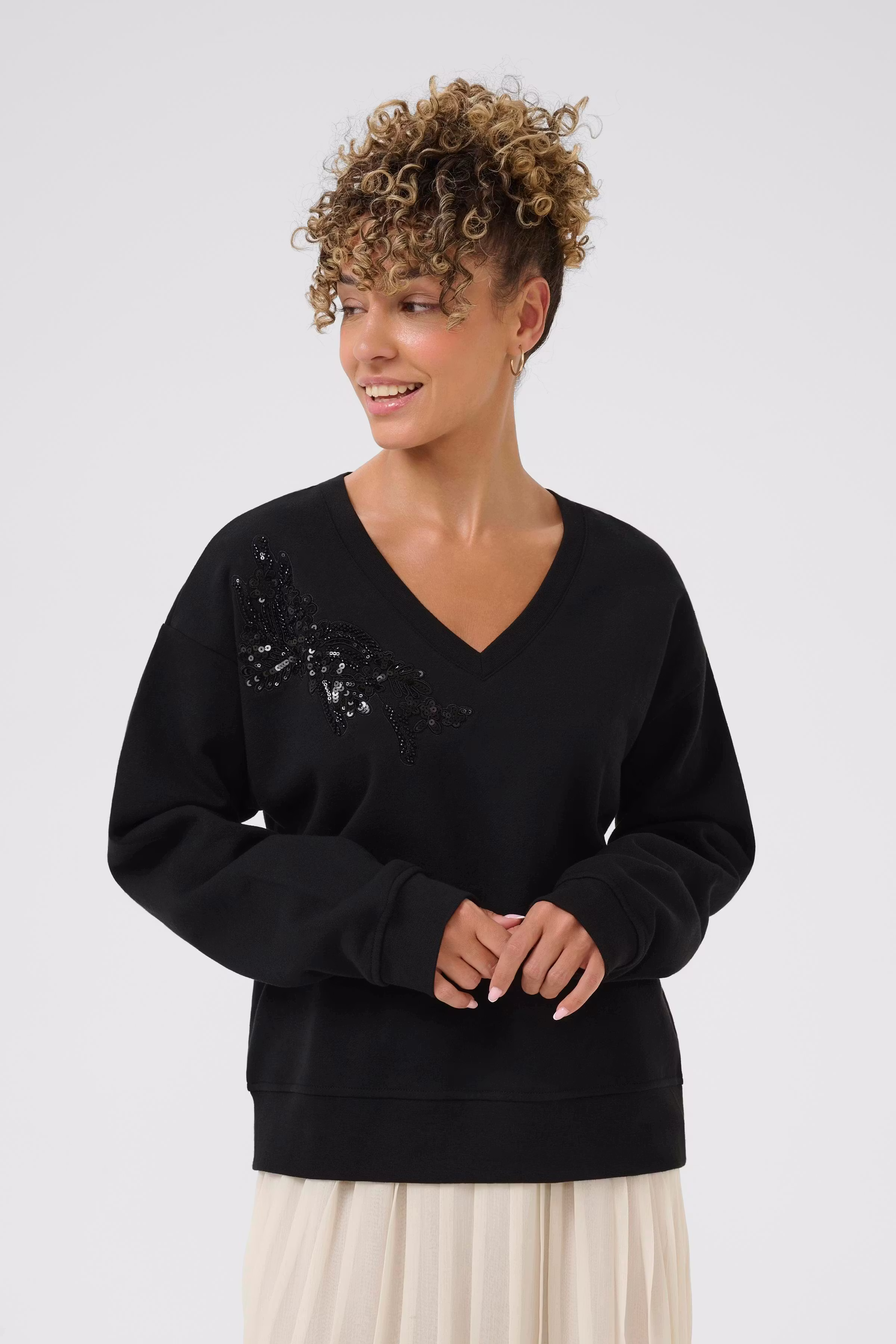 CREdith Sweatshirt LOOKBOOK FRONT 10614576-100120