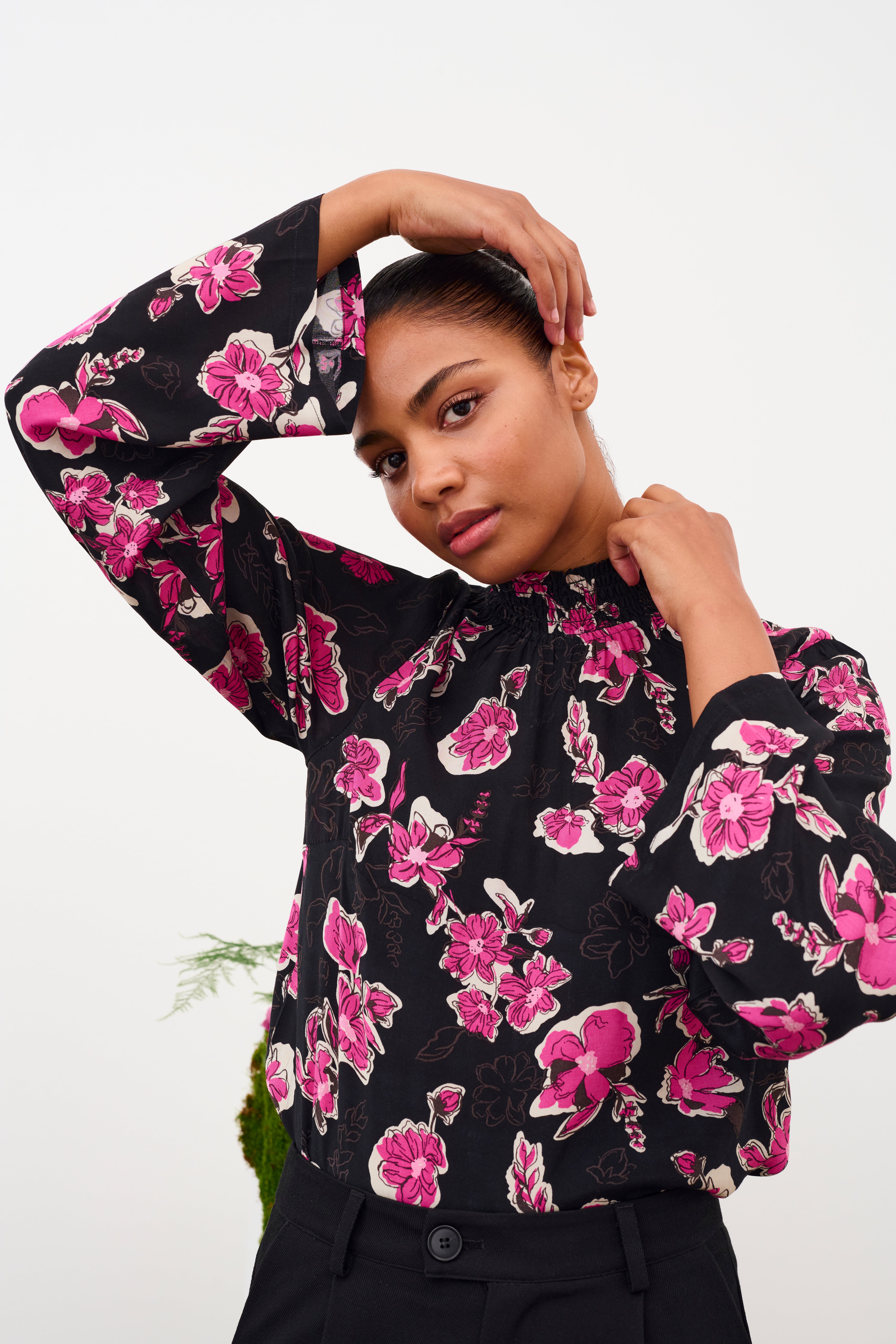 KApollie Blus LOCATION NONE 10507842-104811