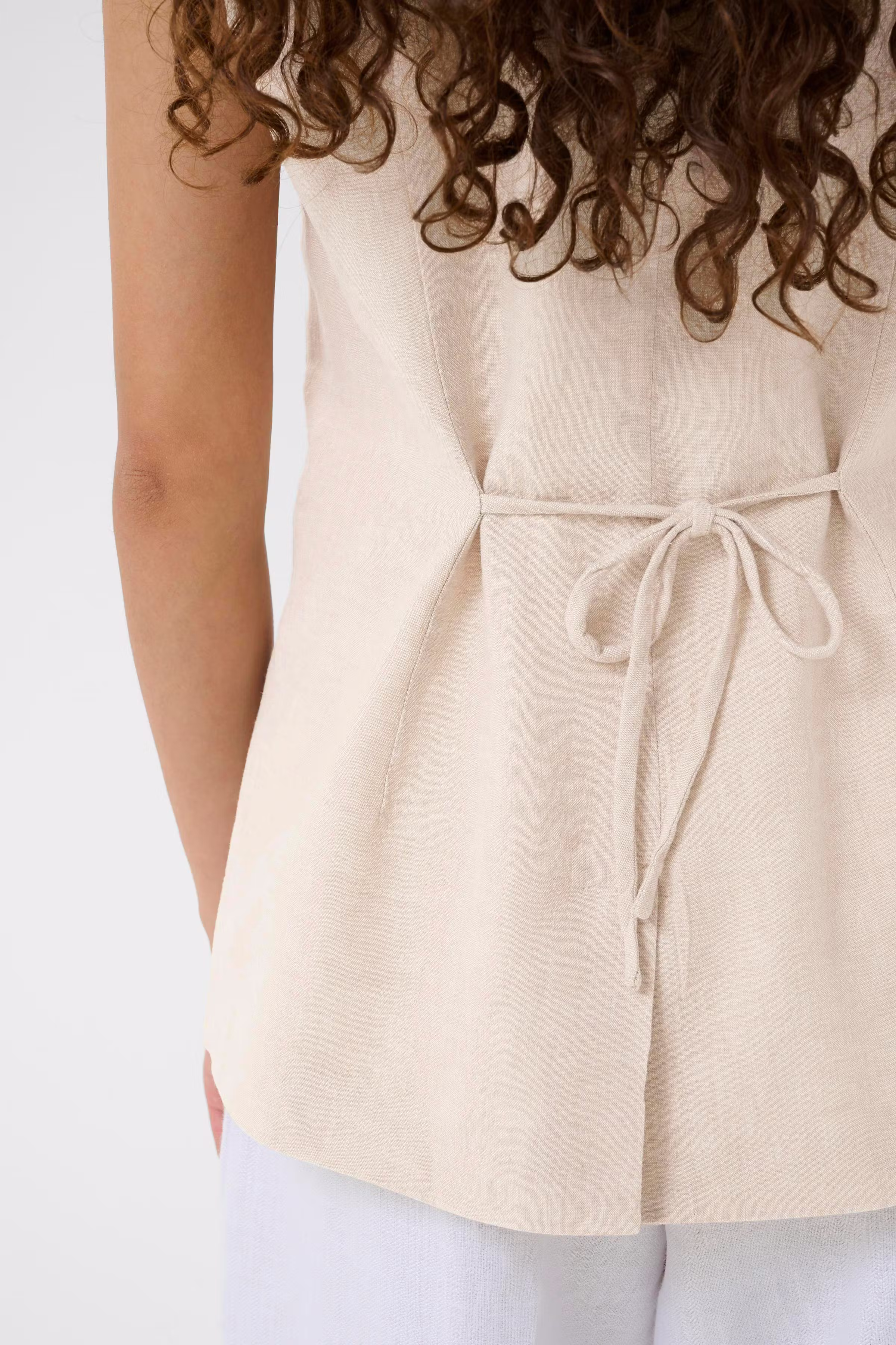 FaridaIW Linen Waistcoat LOOKBOOK DETAIL 30110439-1304031