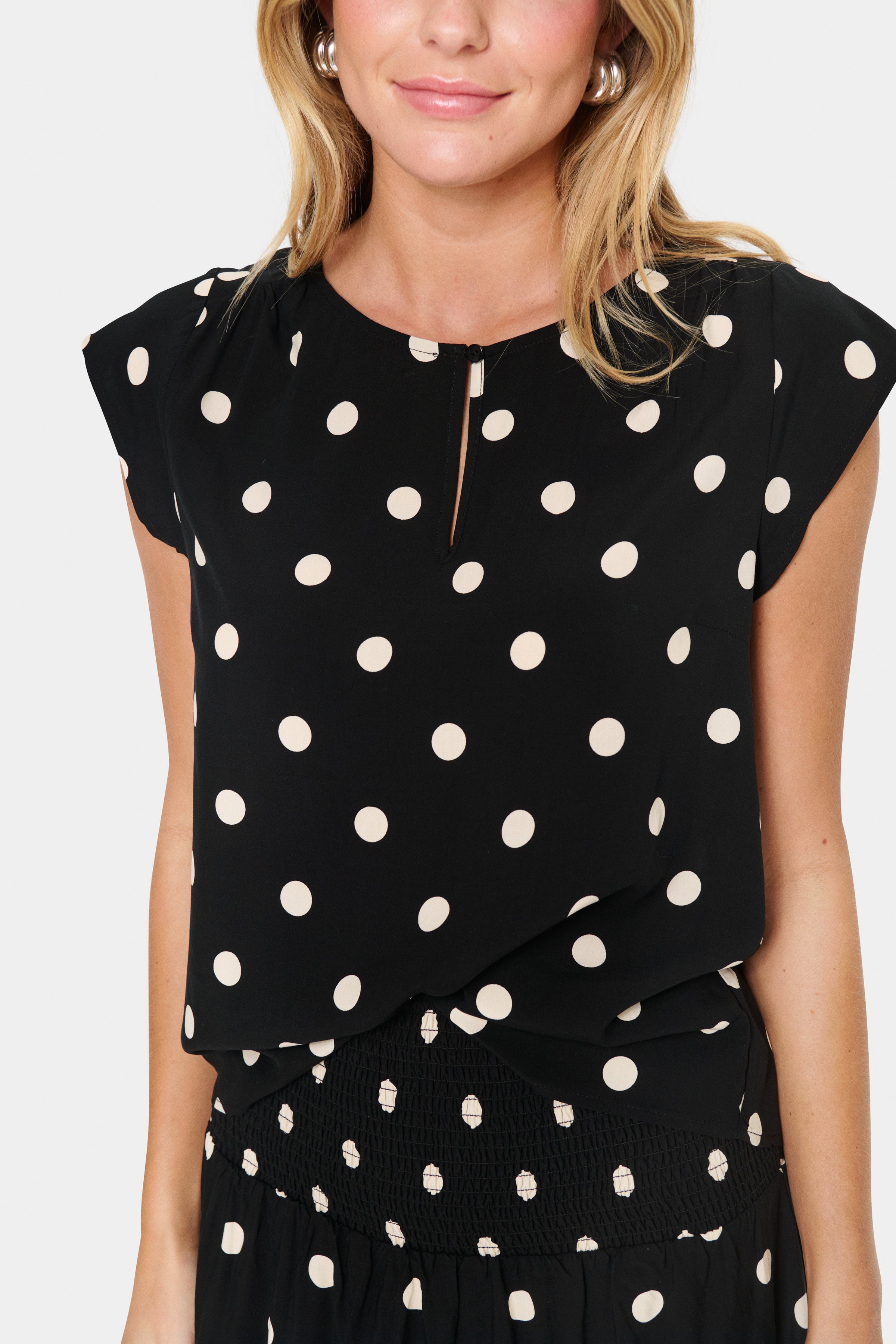 GislaSZ Top LOOKBOOK DETAIL 30514245-303864