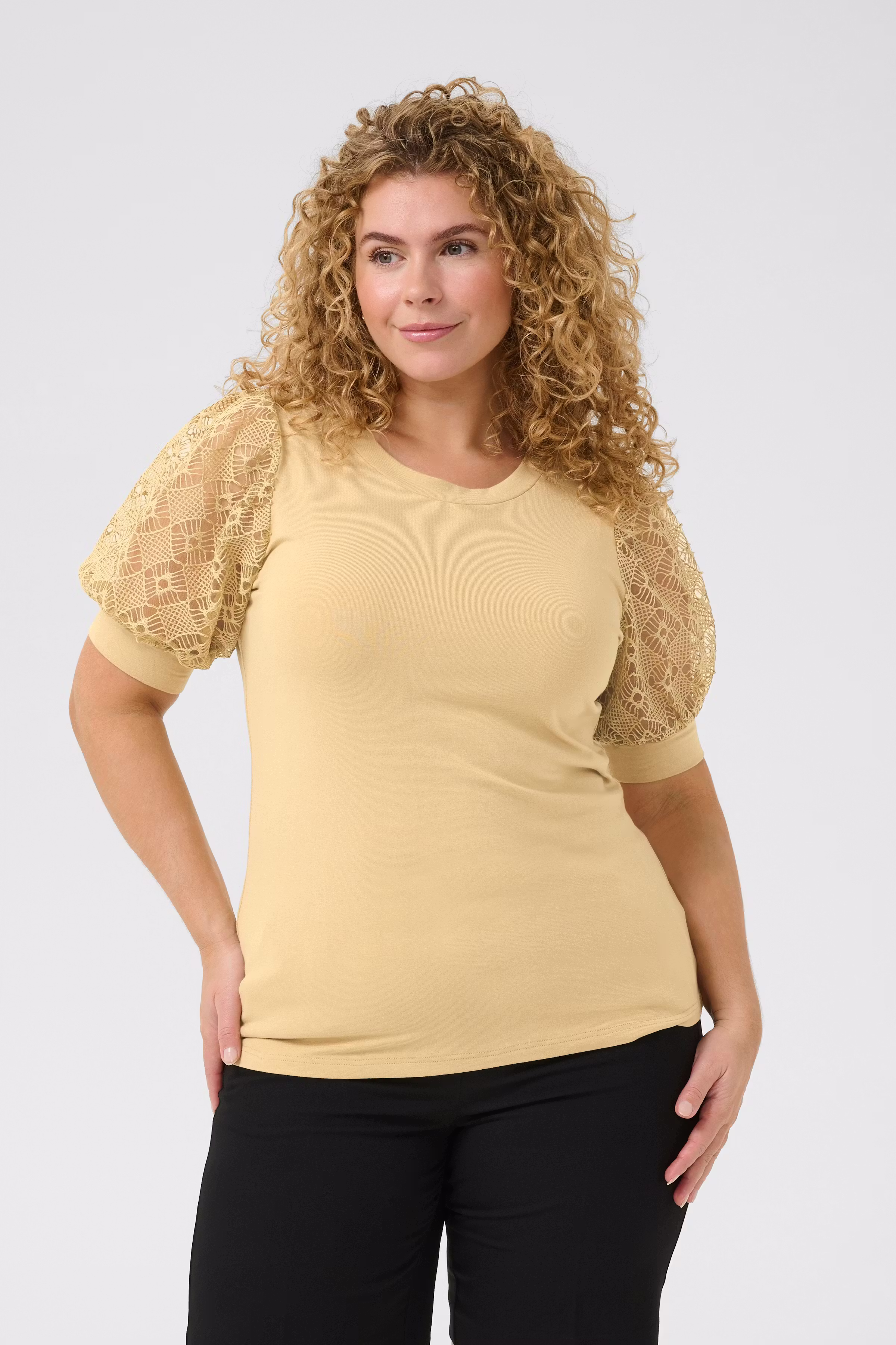 KCtana T-shirt LOOKBOOK FRONT 10582289-161120