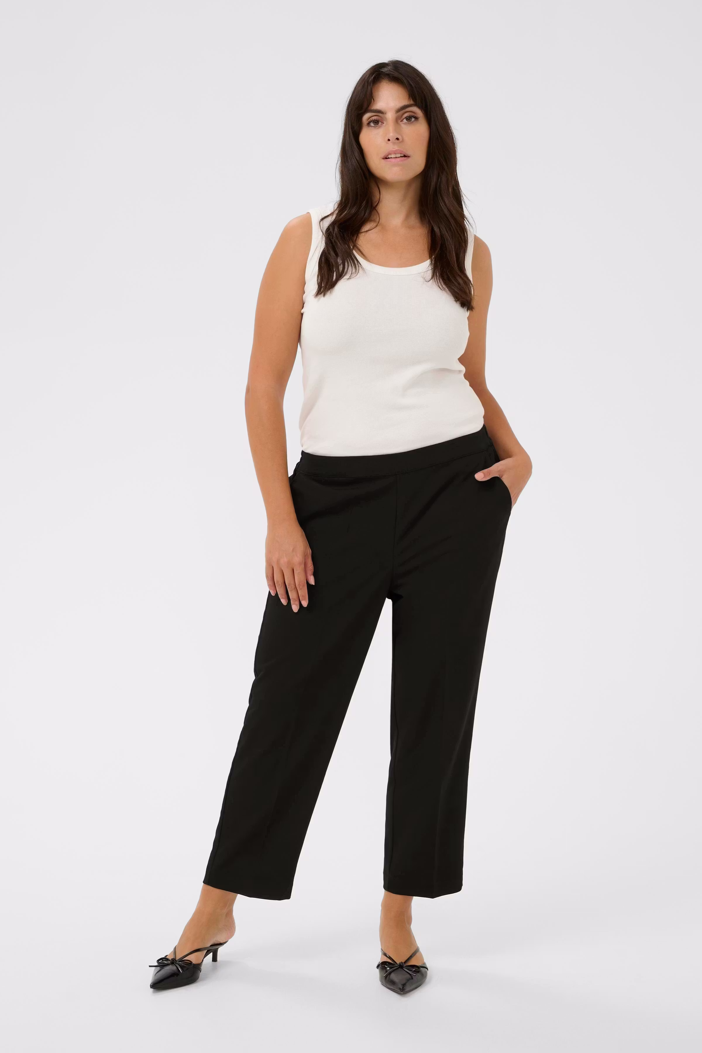 KCsakira Cropped Hose LOOKBOOK FRONT 10580650-100121