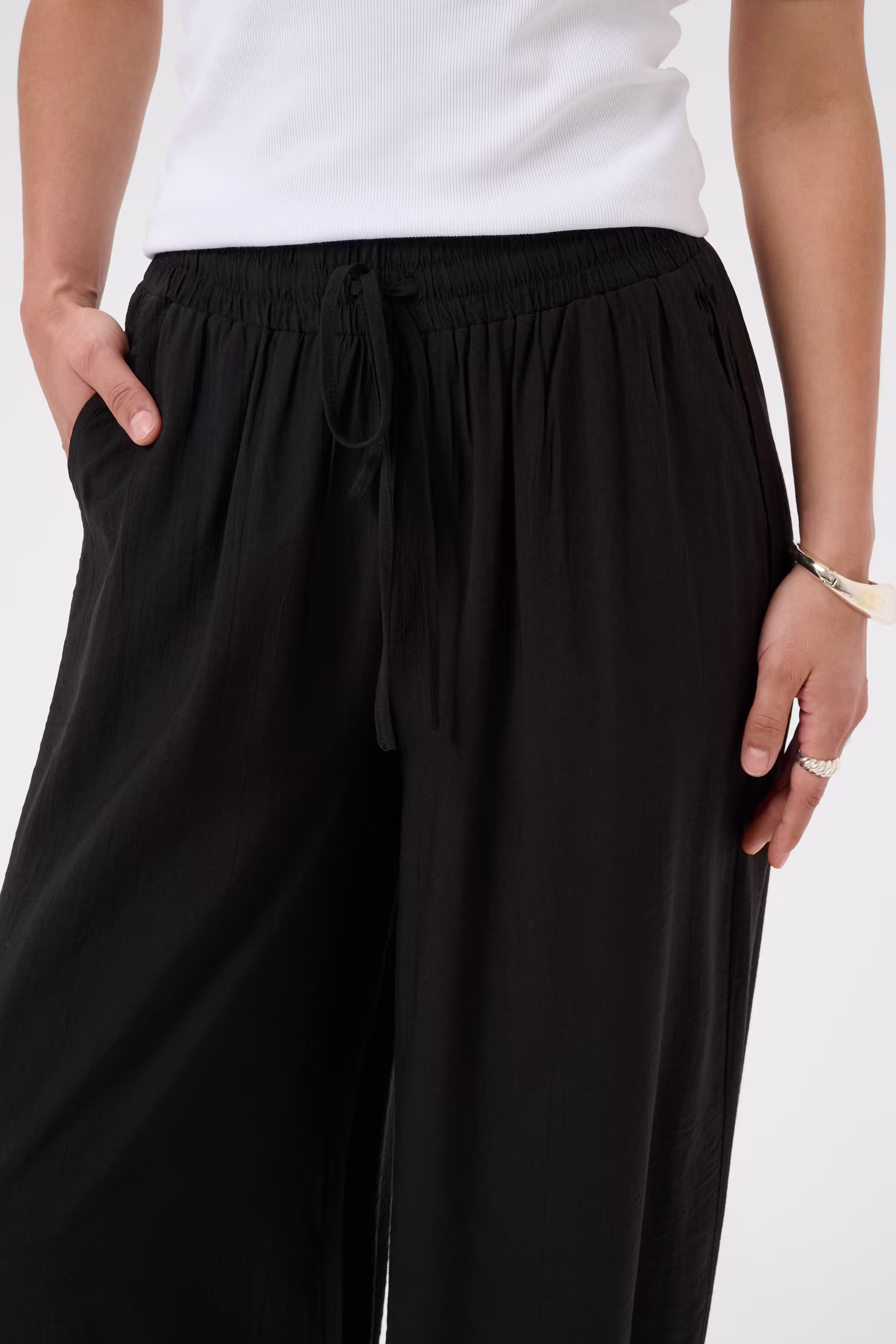 KAalberta Trousers LOOKBOOK DETAIL 10512079-100121