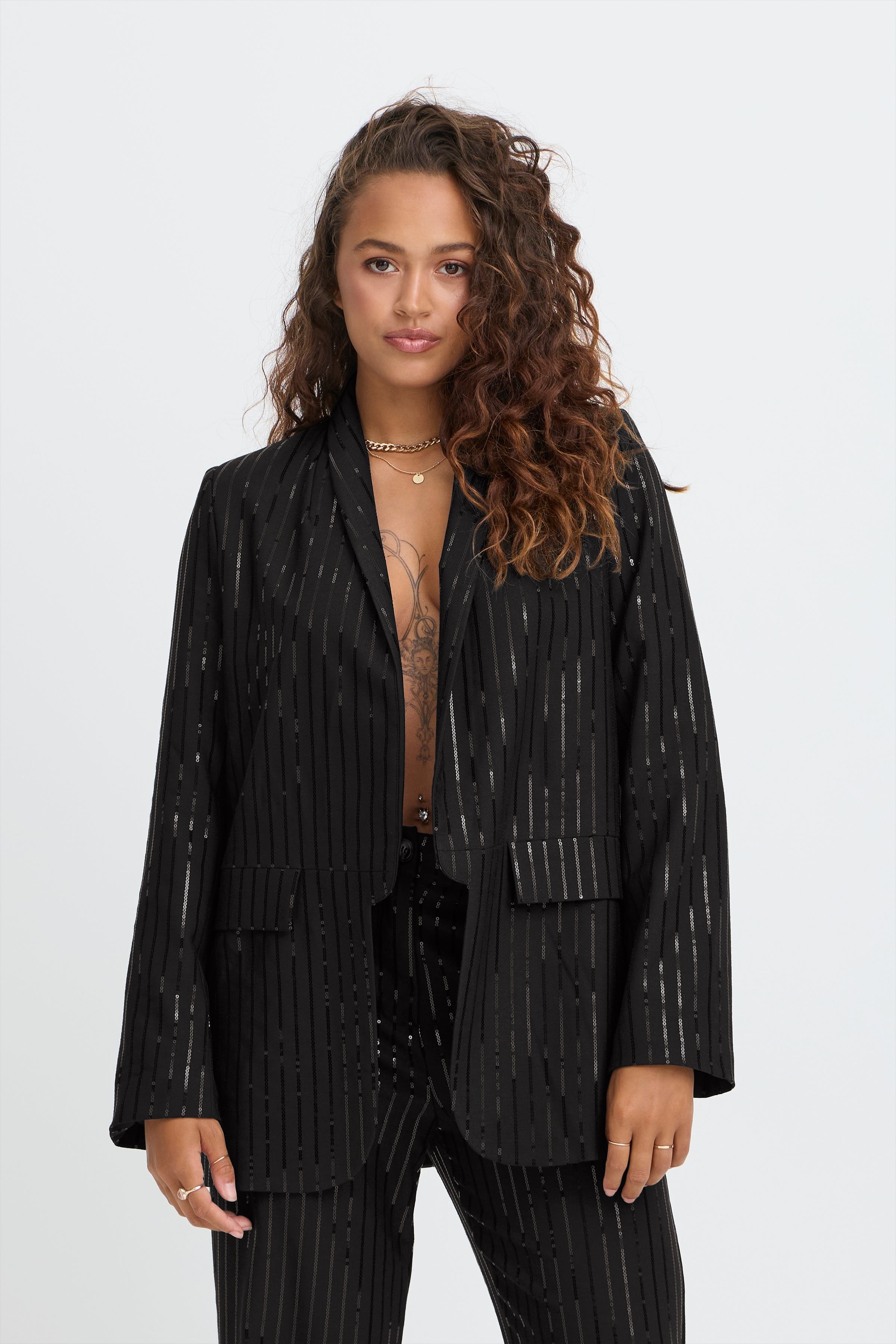 SBIVY Blazer LOOKBOOK FRONT 22101120-190303