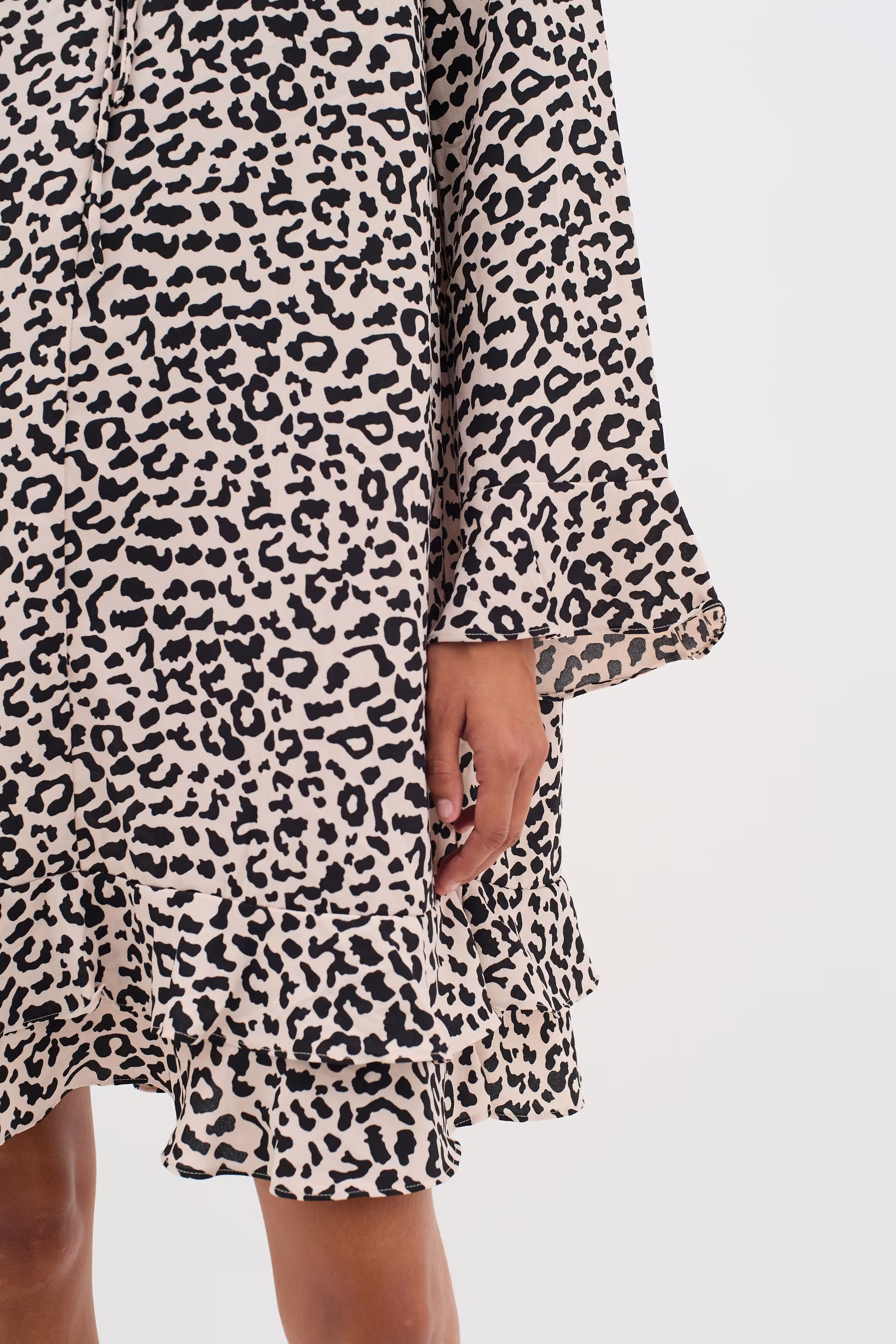 NinahIW Leopard Kleid LOOKBOOK DETAIL 30110397-300824