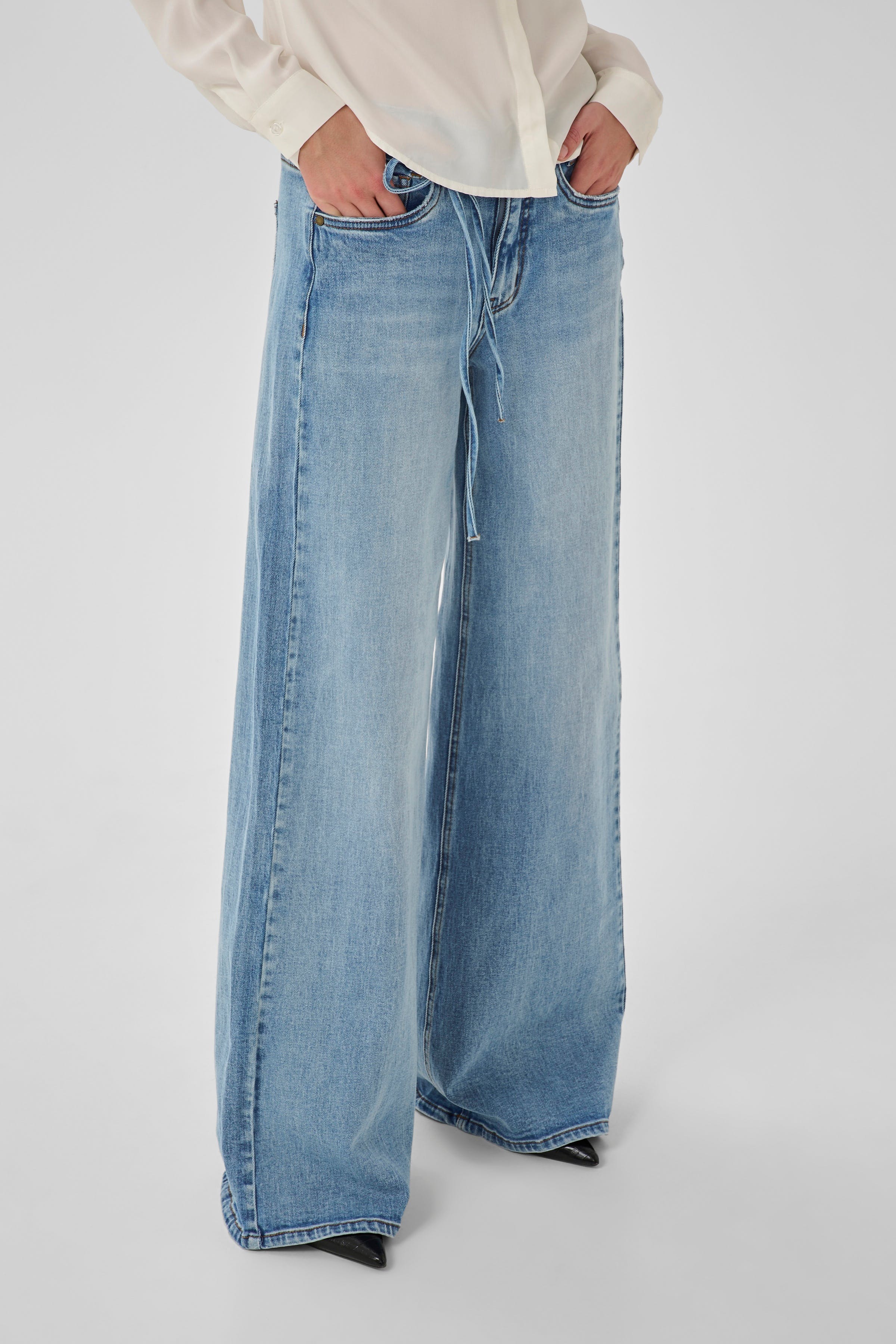 MWKaro 144 Mid X-Wide Jeans LOOKBOOK FRONT 10705256-100046