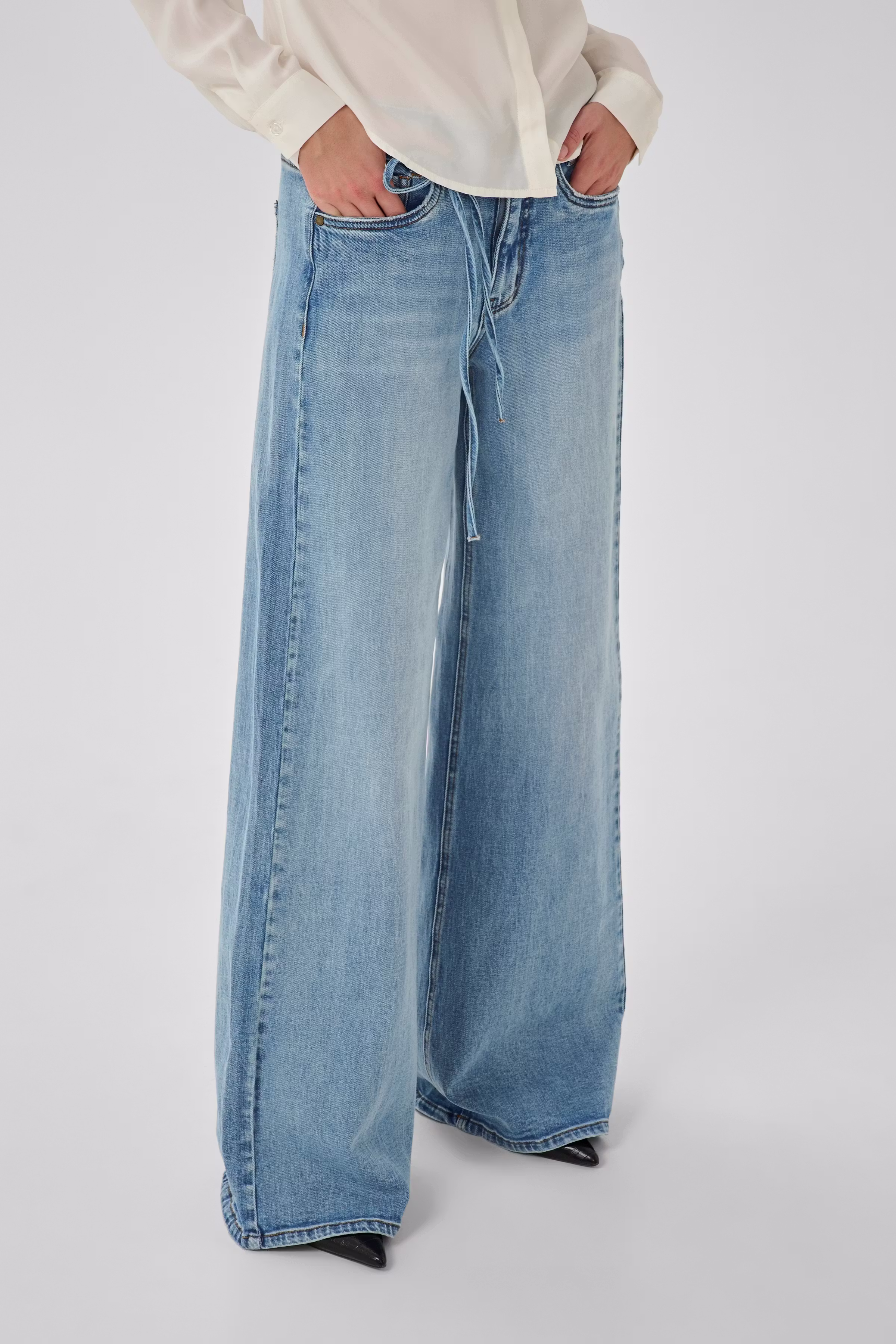 MWKaro 144 Mid X-Wide Jeans LOOKBOOK FRONT 10705256-100046