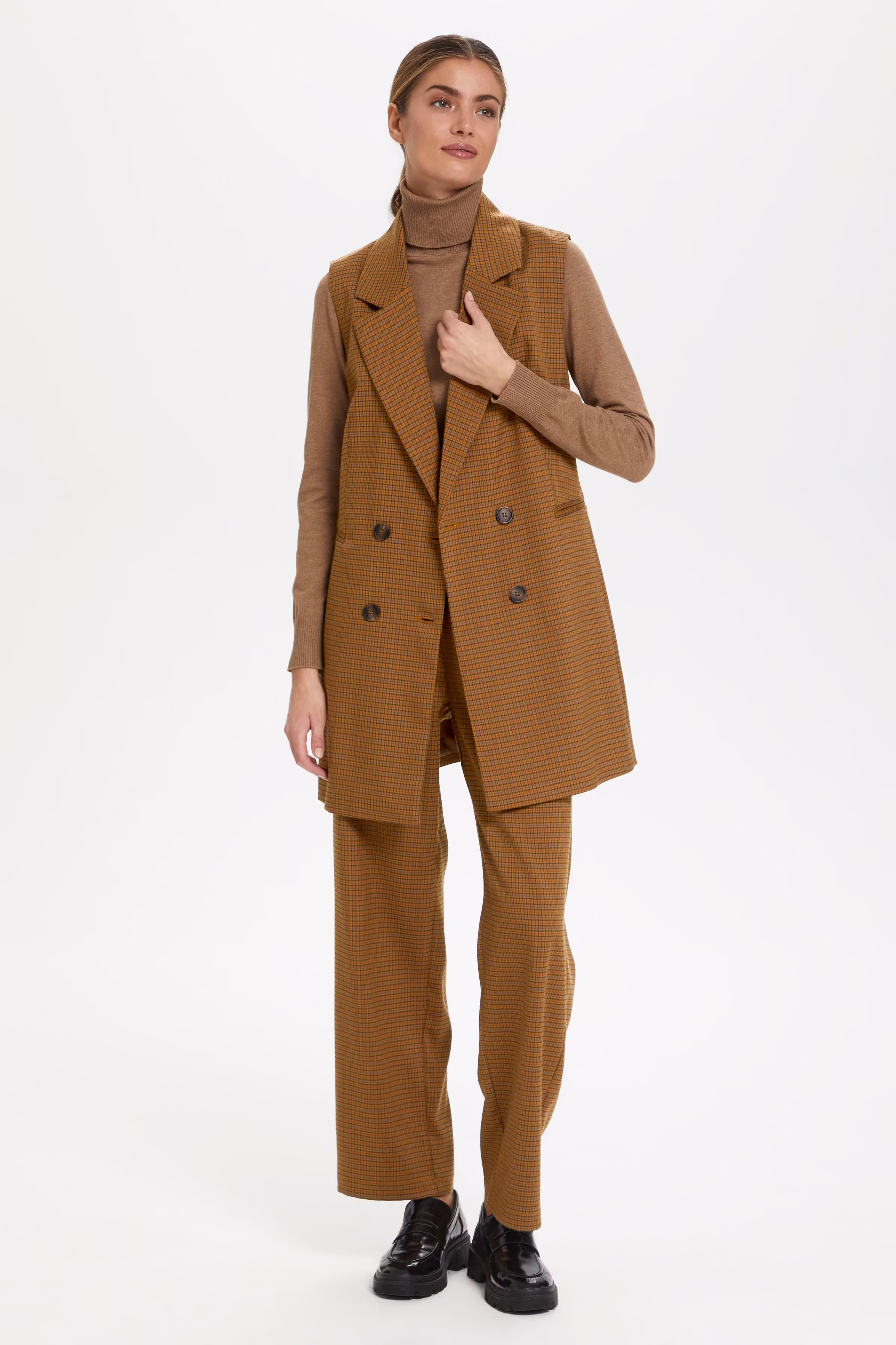 KisSZ Vest

 LOOKBOOK FRONT 30511657-190912