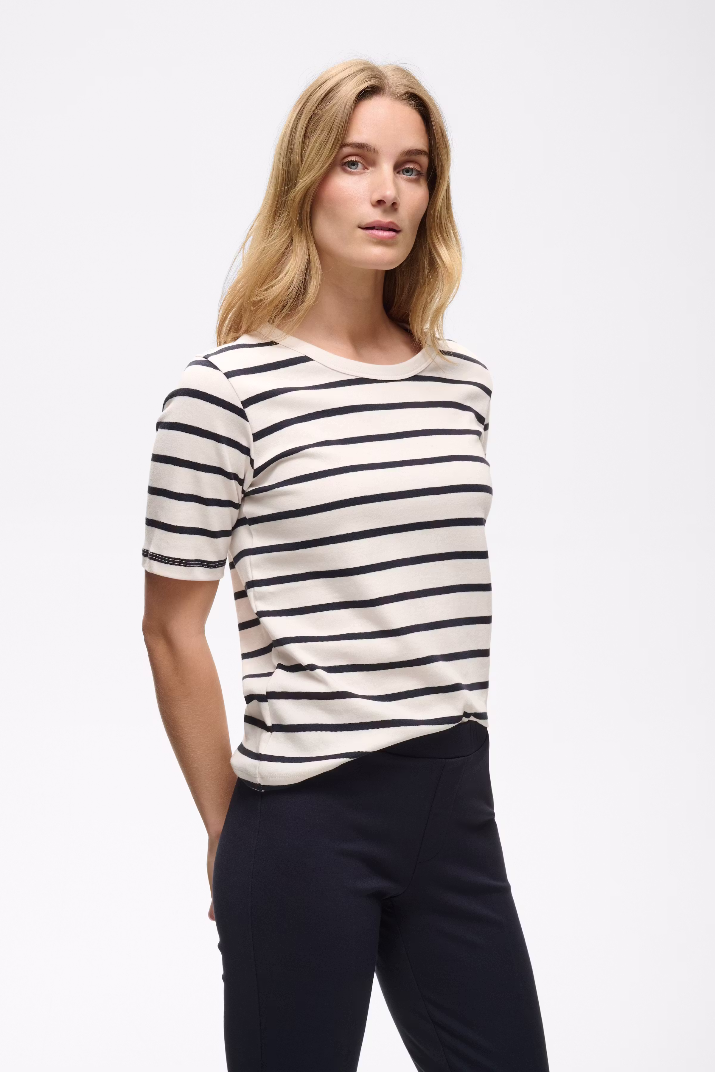 RatanaPW T-shirt LOOKBOOK FRONT 30309870-303998