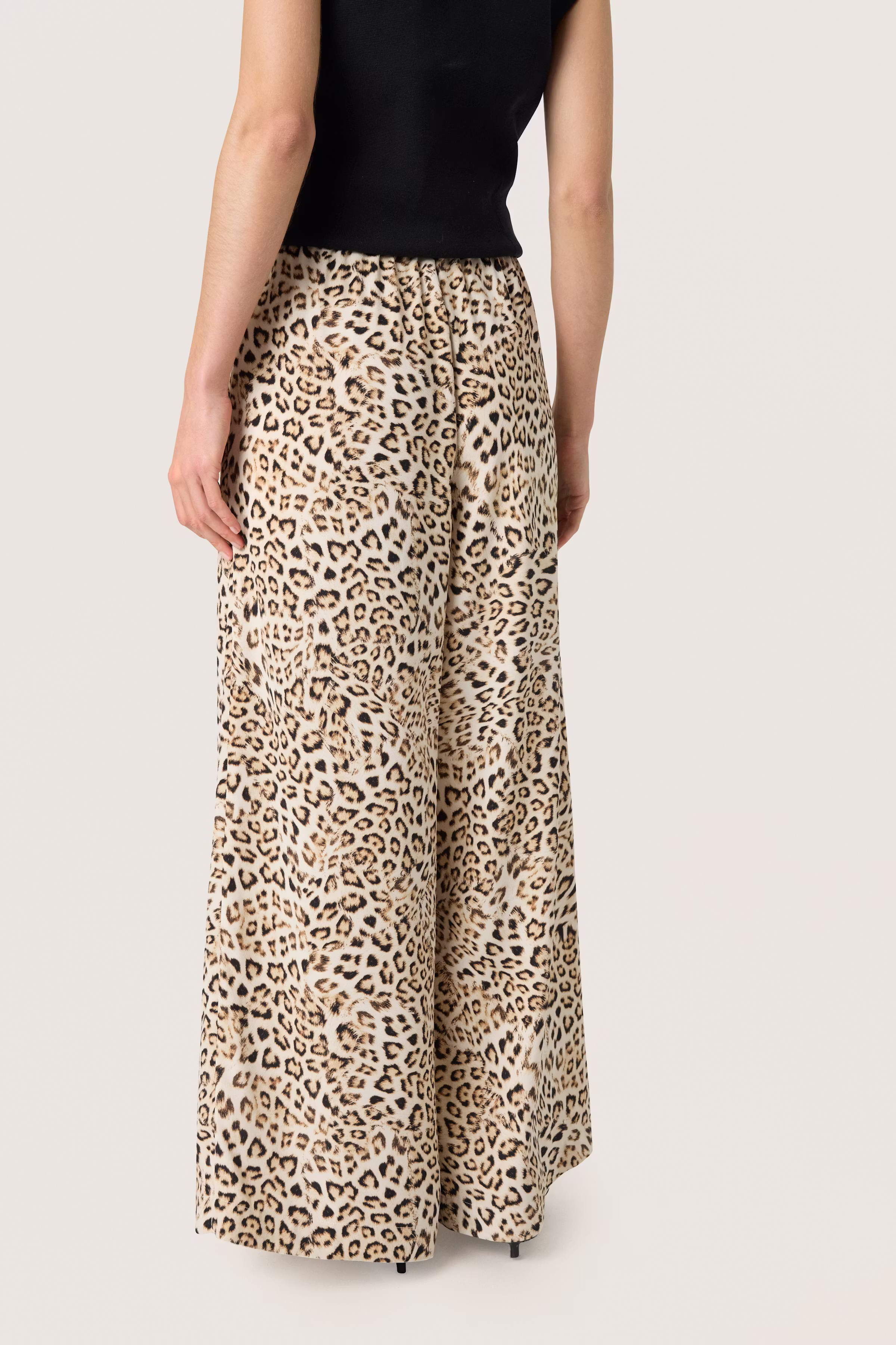 SLShirley Trousers LOOKBOOK BACK 30408449-303941