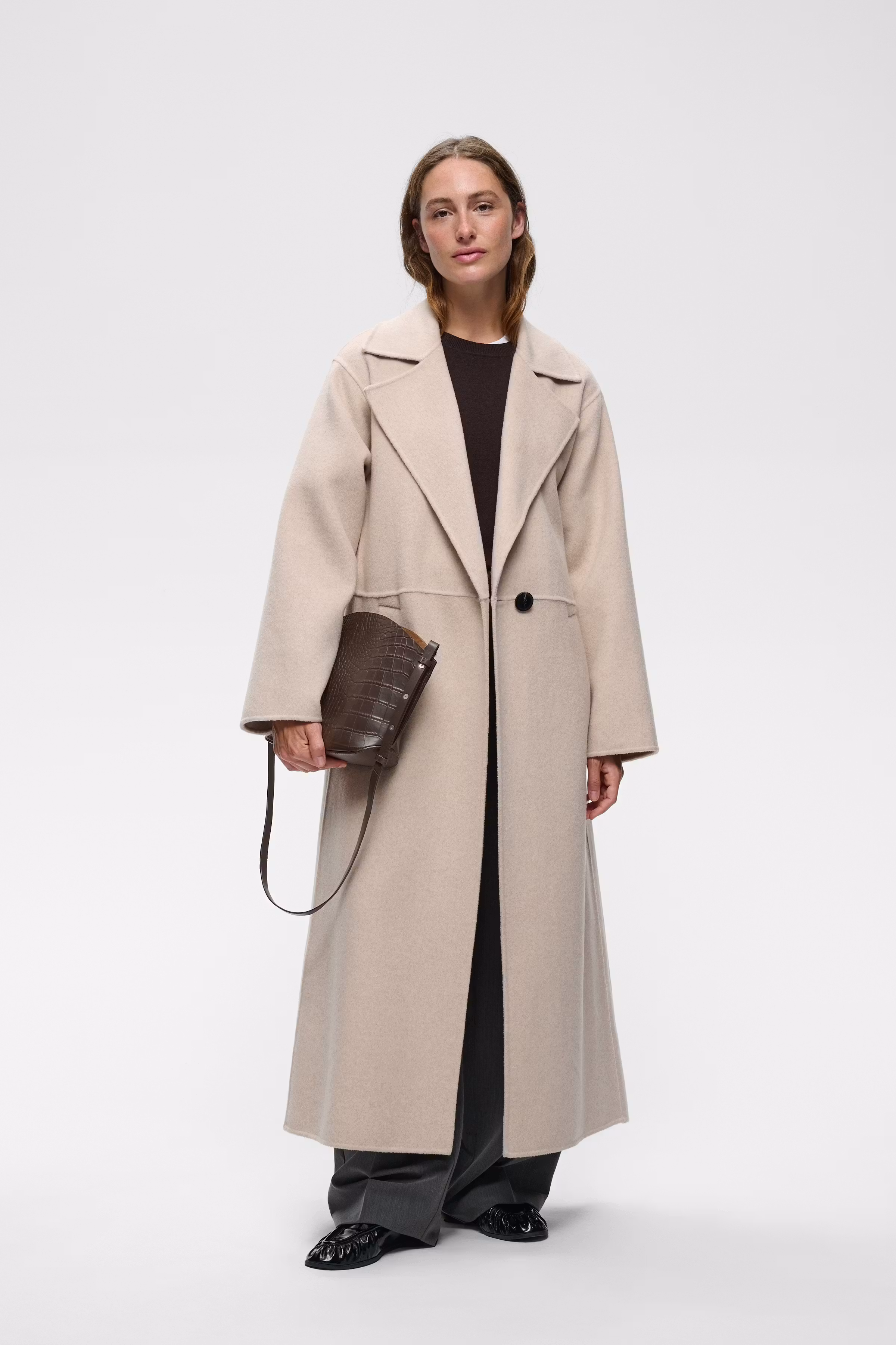AVIKAIW Bag LOOKBOOK FRONT 30112690-191109