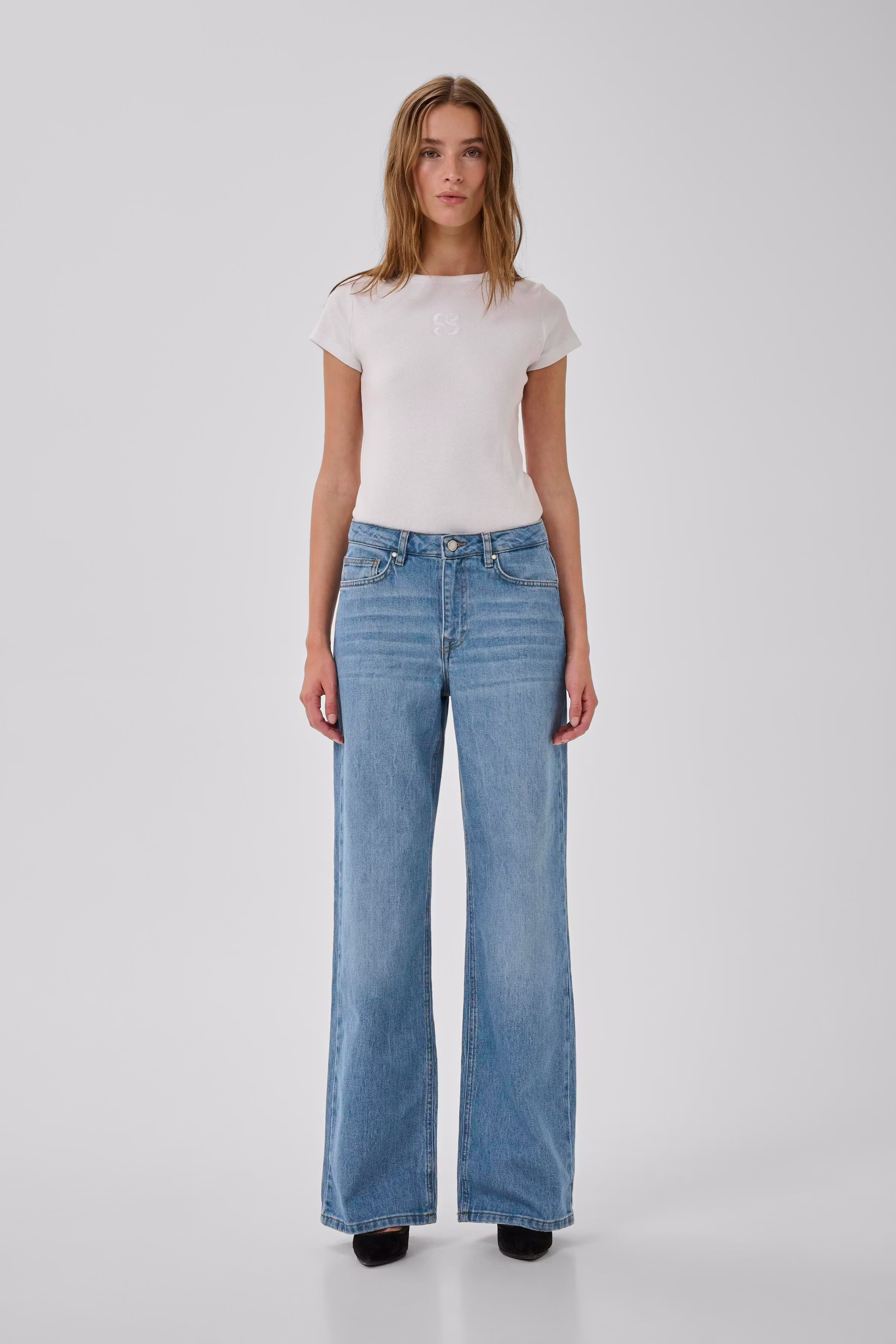 05 THE LOUIS HIGH WIDE JEANS LOOKBOOK FRONT 10704222-100054