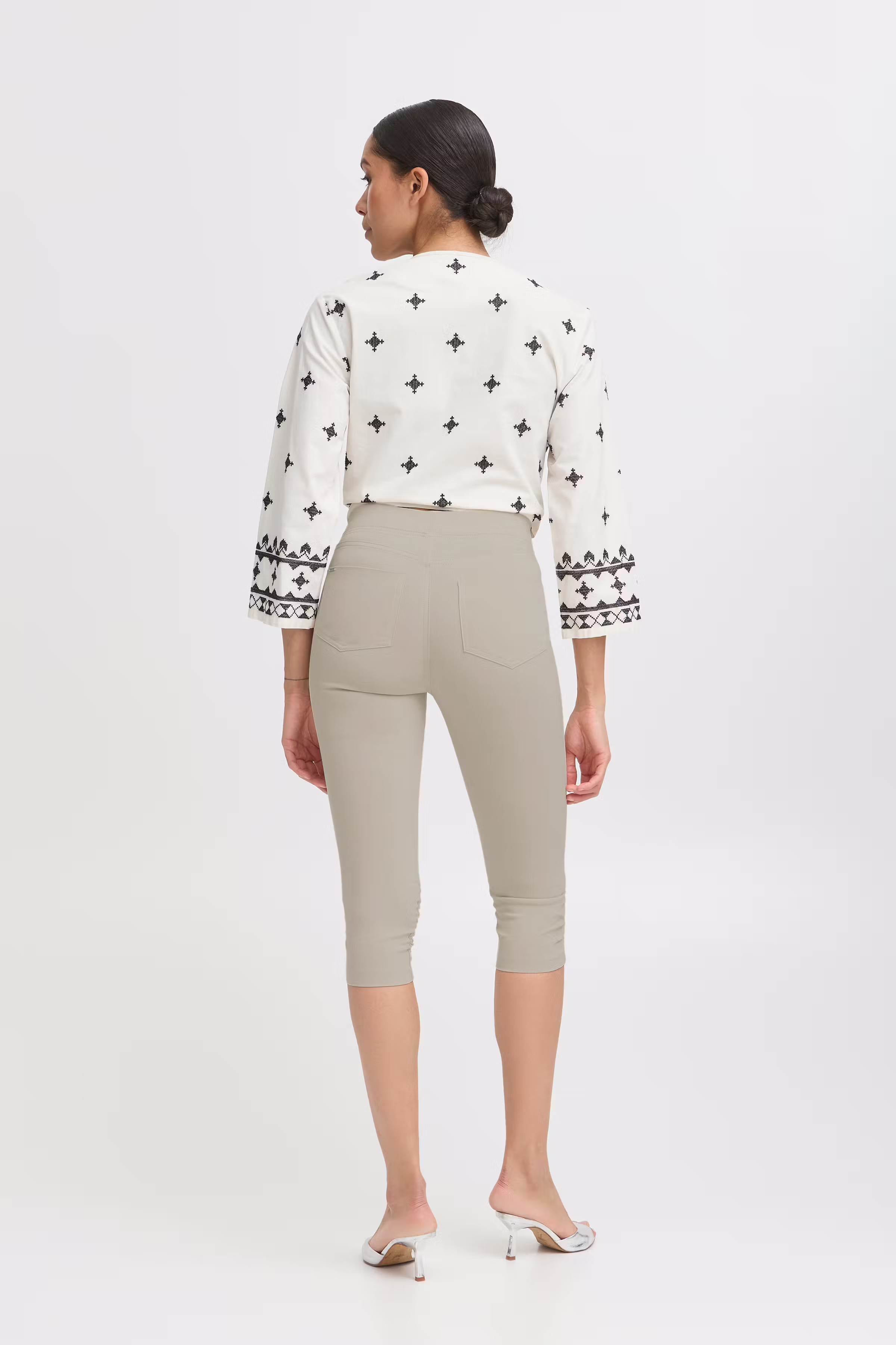 BYKEIRA Capribyxor LOOKBOOK BACK 20805611-140708