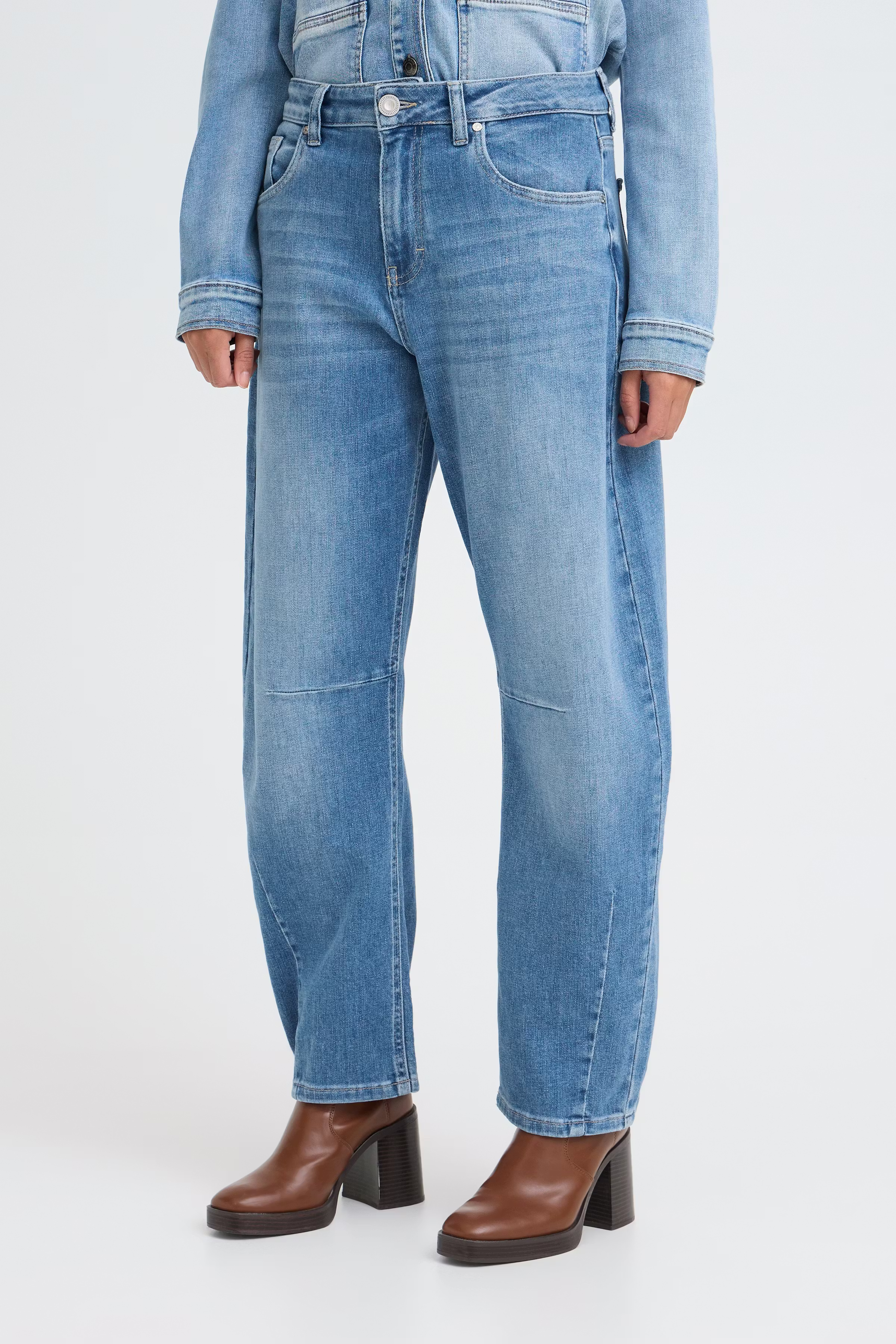 PZANNI HW JEANS BARREL LEG LOOKBOOK FRONT 50210210-200005