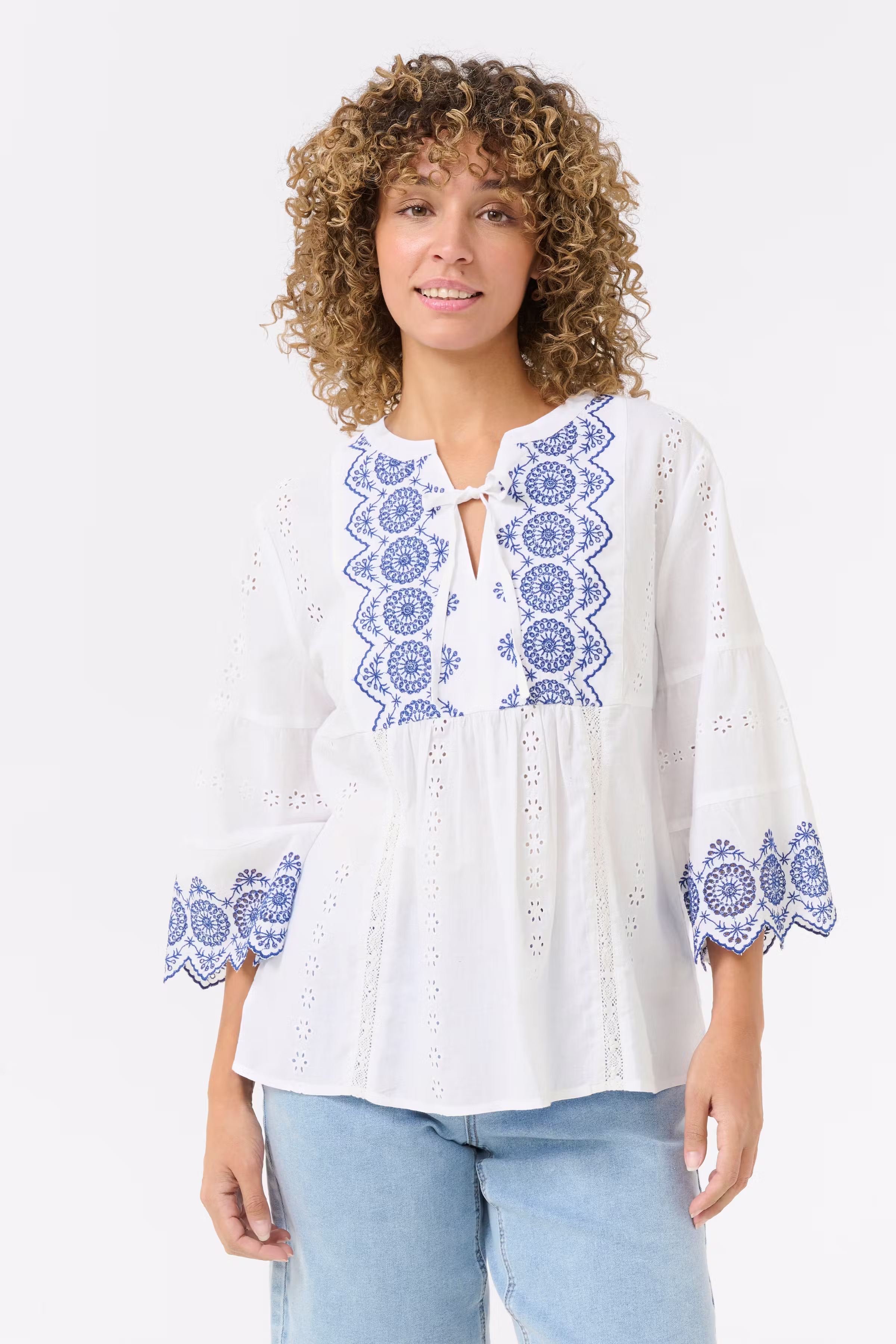 CRBella Blouse LOOKBOOK FRONT 10613768-110602