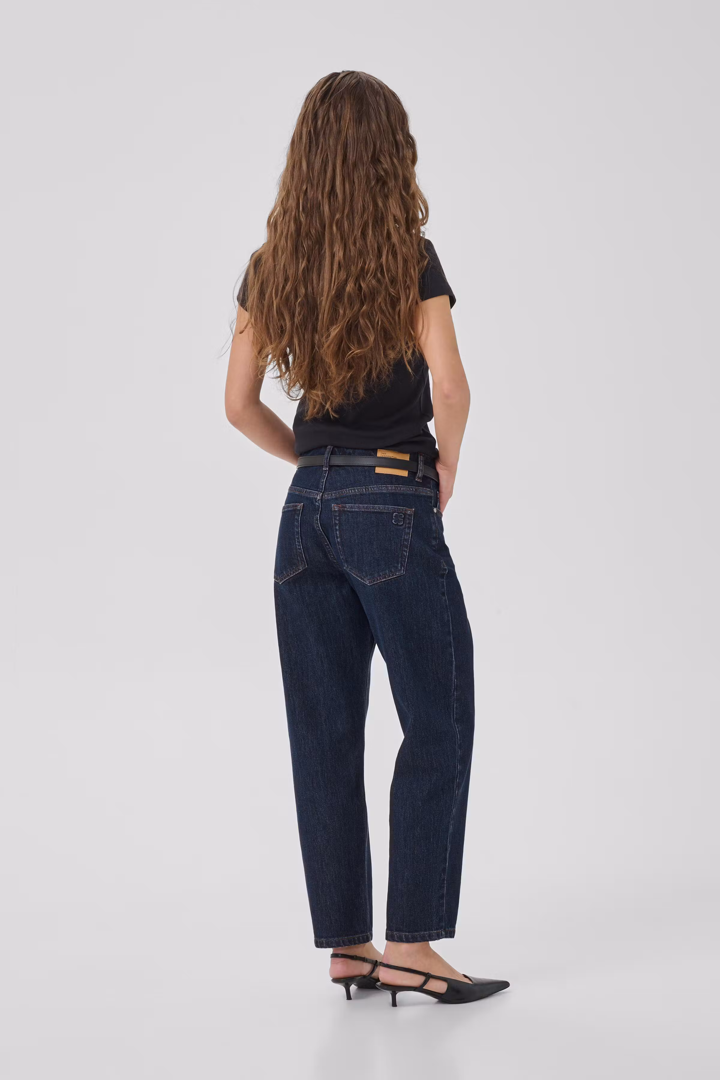 04 THE MOMMY HIGH TAPERED JEANS LOOKBOOK BACK 10704537-100067