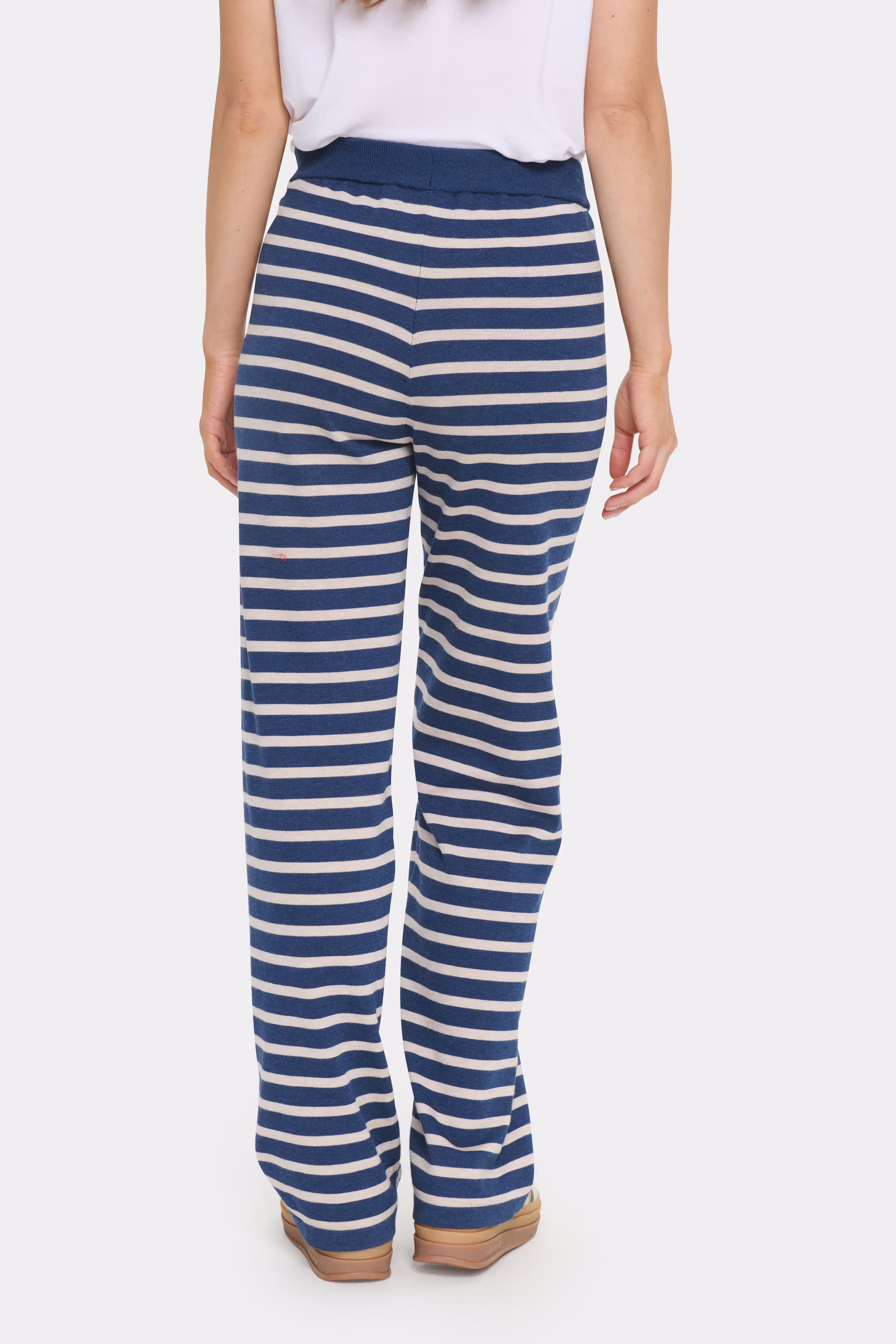 MilaSZ Hose LOOKBOOK BACK 30513549-304057