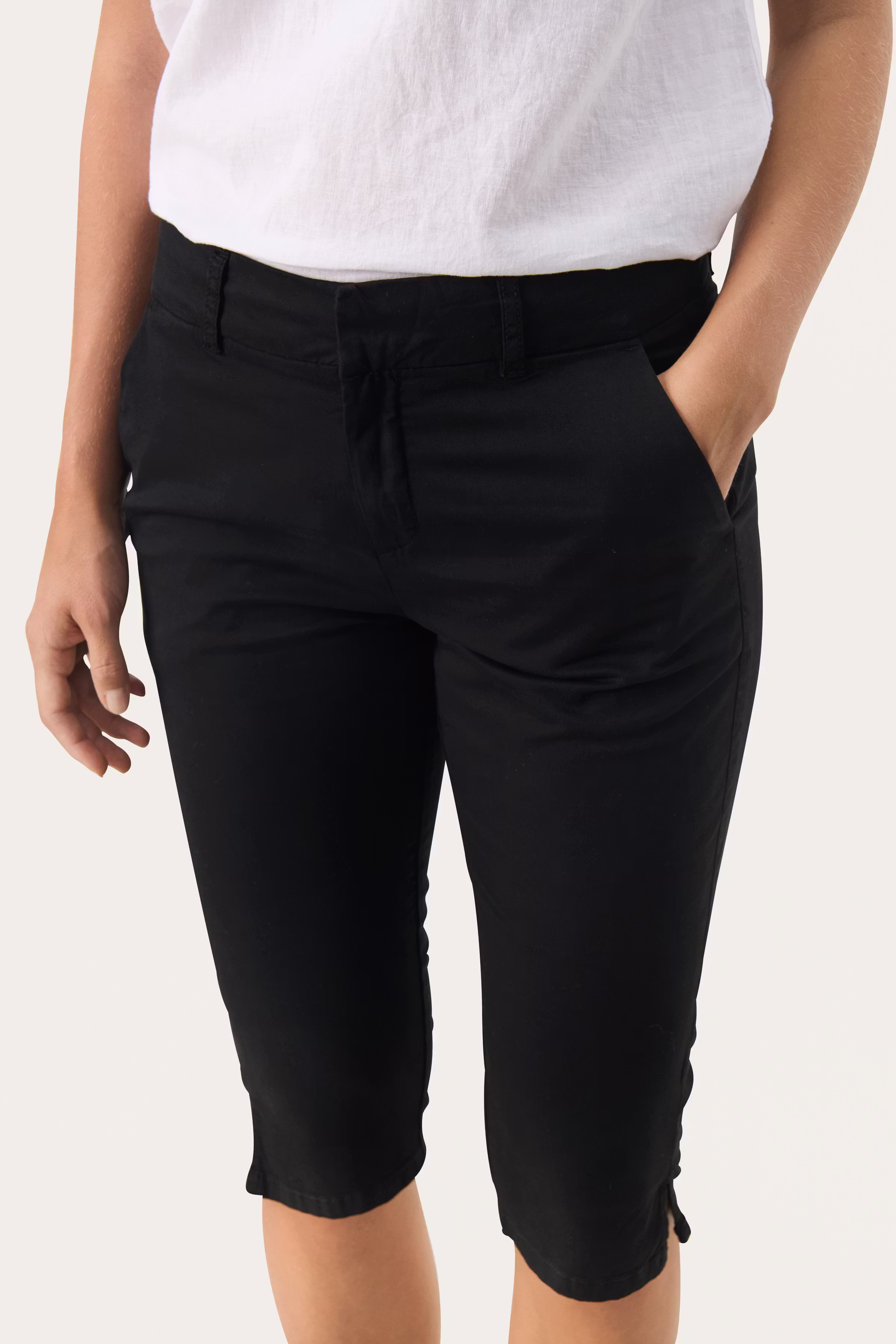 RenataPW Capri pants LOOKBOOK DETAIL 30309607-194008