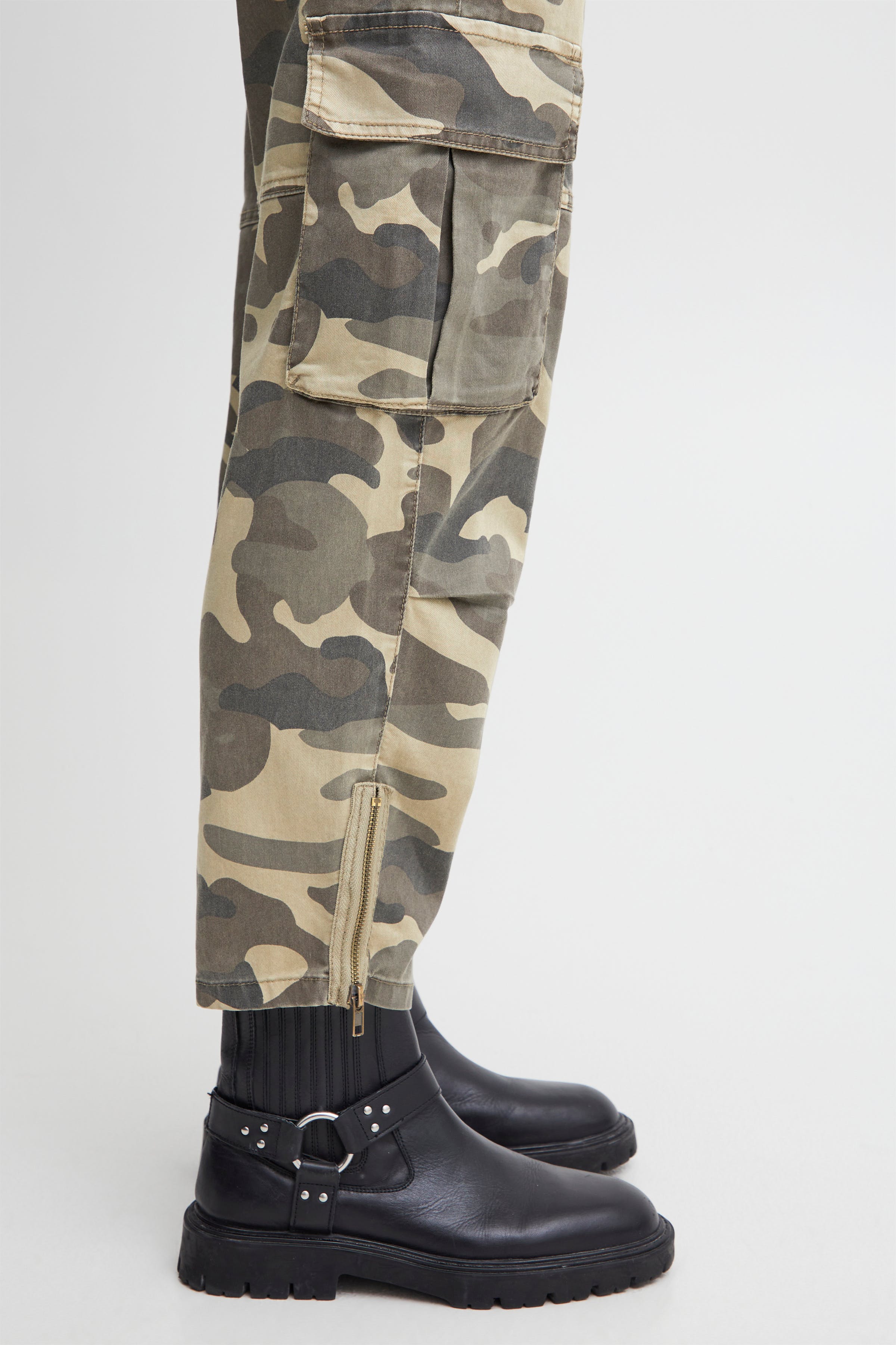 PZANGELA Hose LOOKBOOK DETAIL 50206948-200375