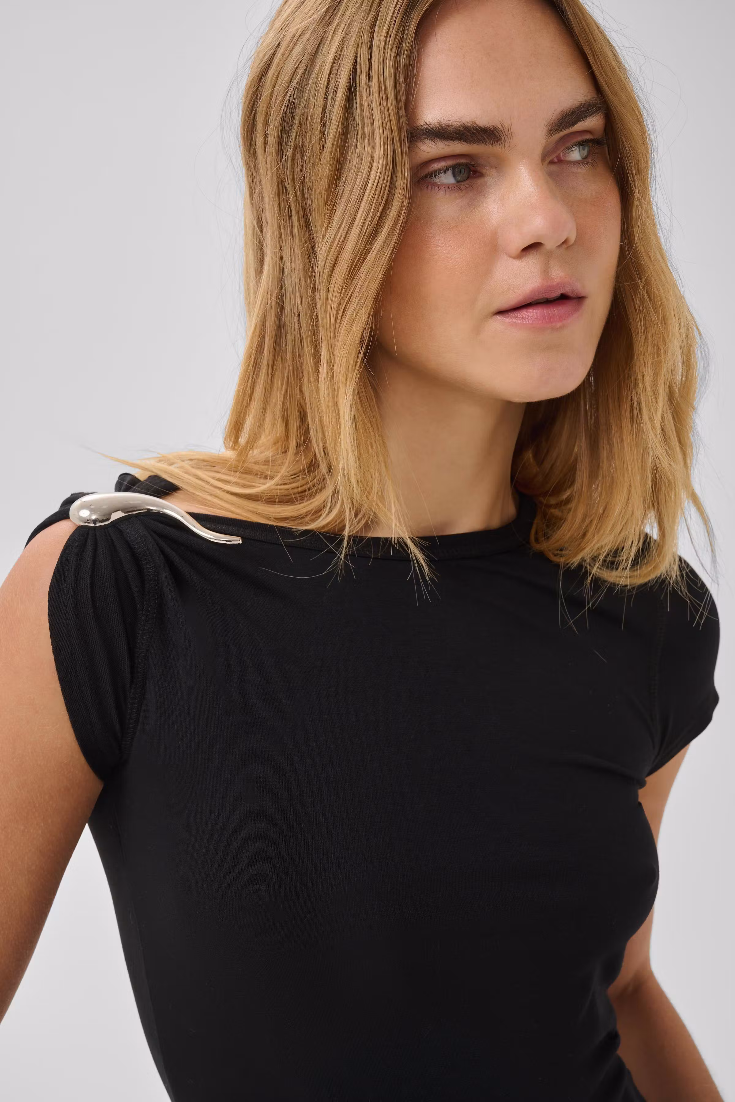 16 THE MODAL TEE LOOKBOOK DETAIL 10703596-100031