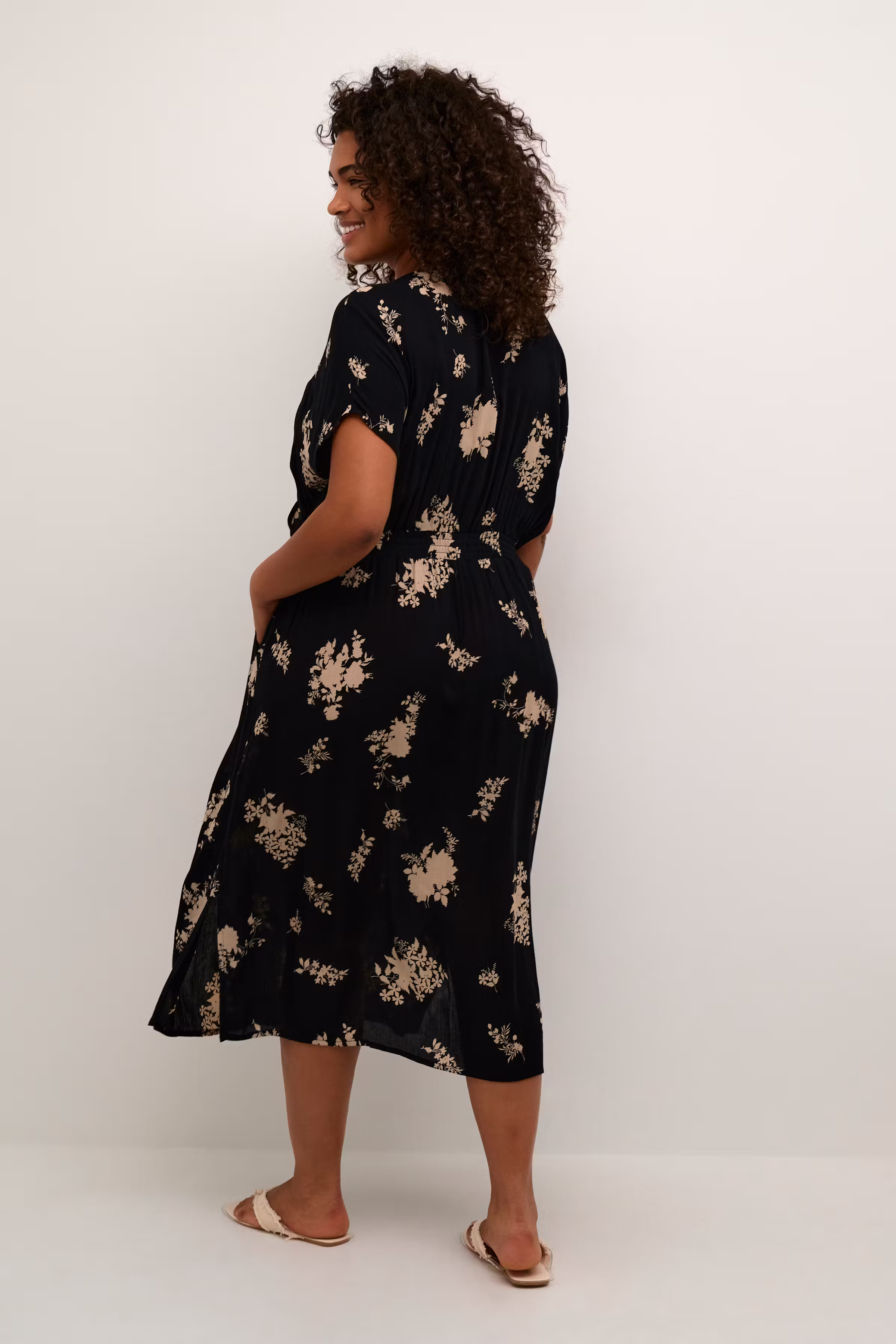 KCjenna Kleid LOOKBOOK BACK 10582528-106367