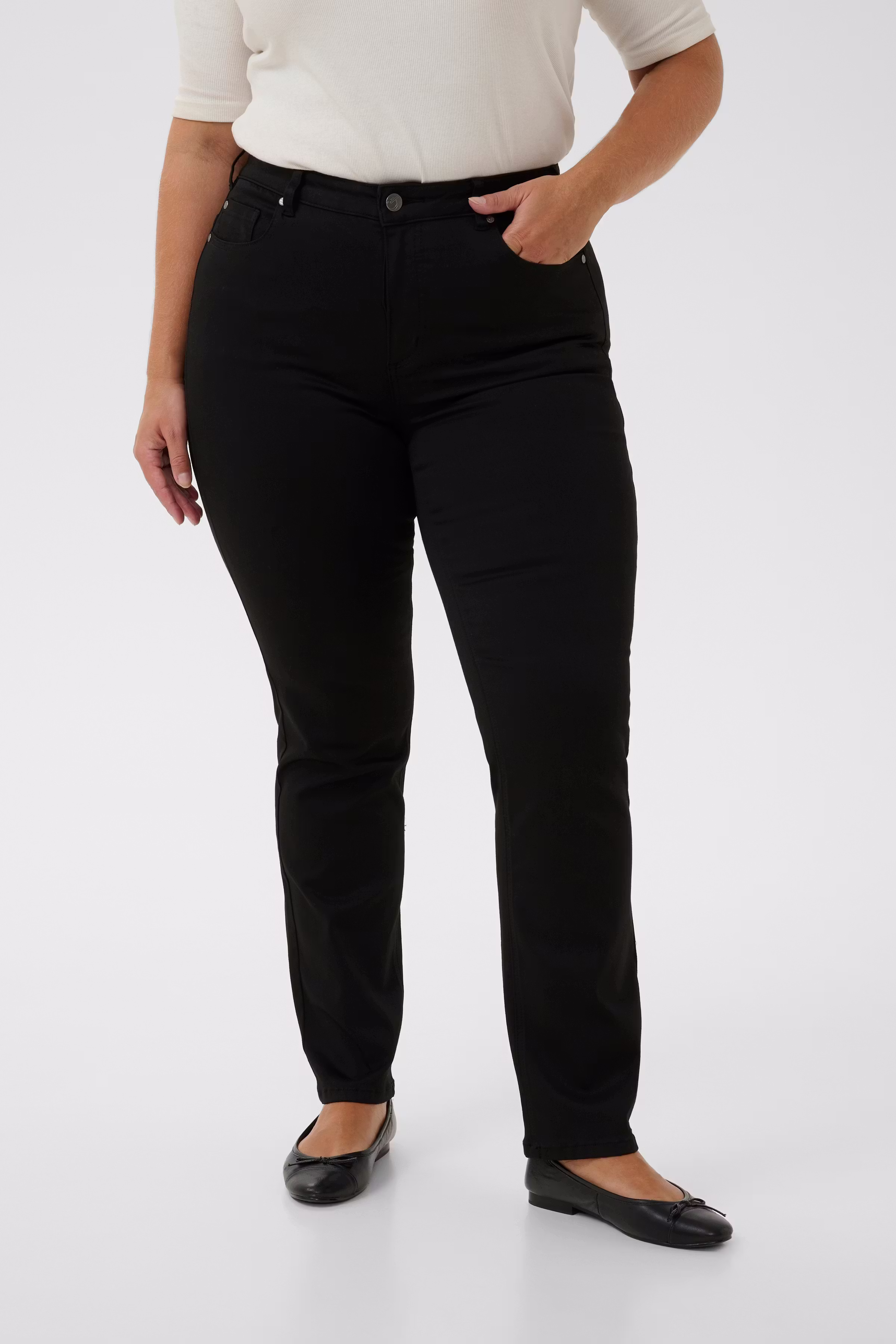 KCdina Straight Jeans LOOKBOOK FRONT 10583714-100121