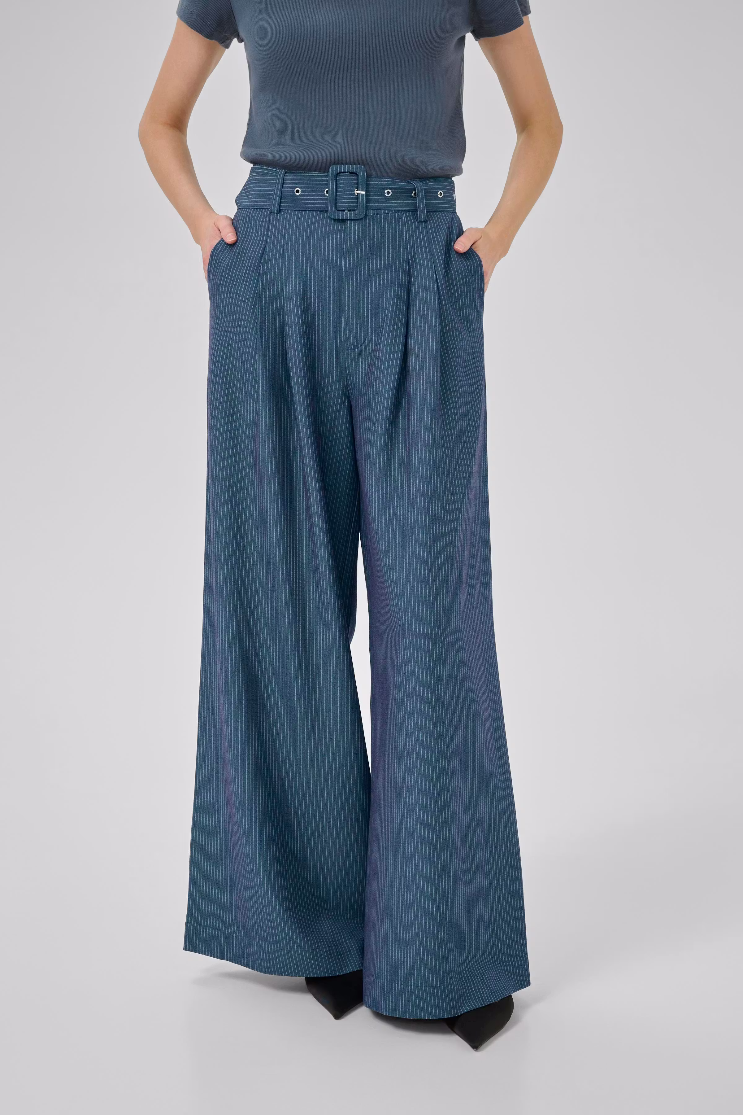 VittaMW Hose LOOKBOOK FRONT 10704999-108253