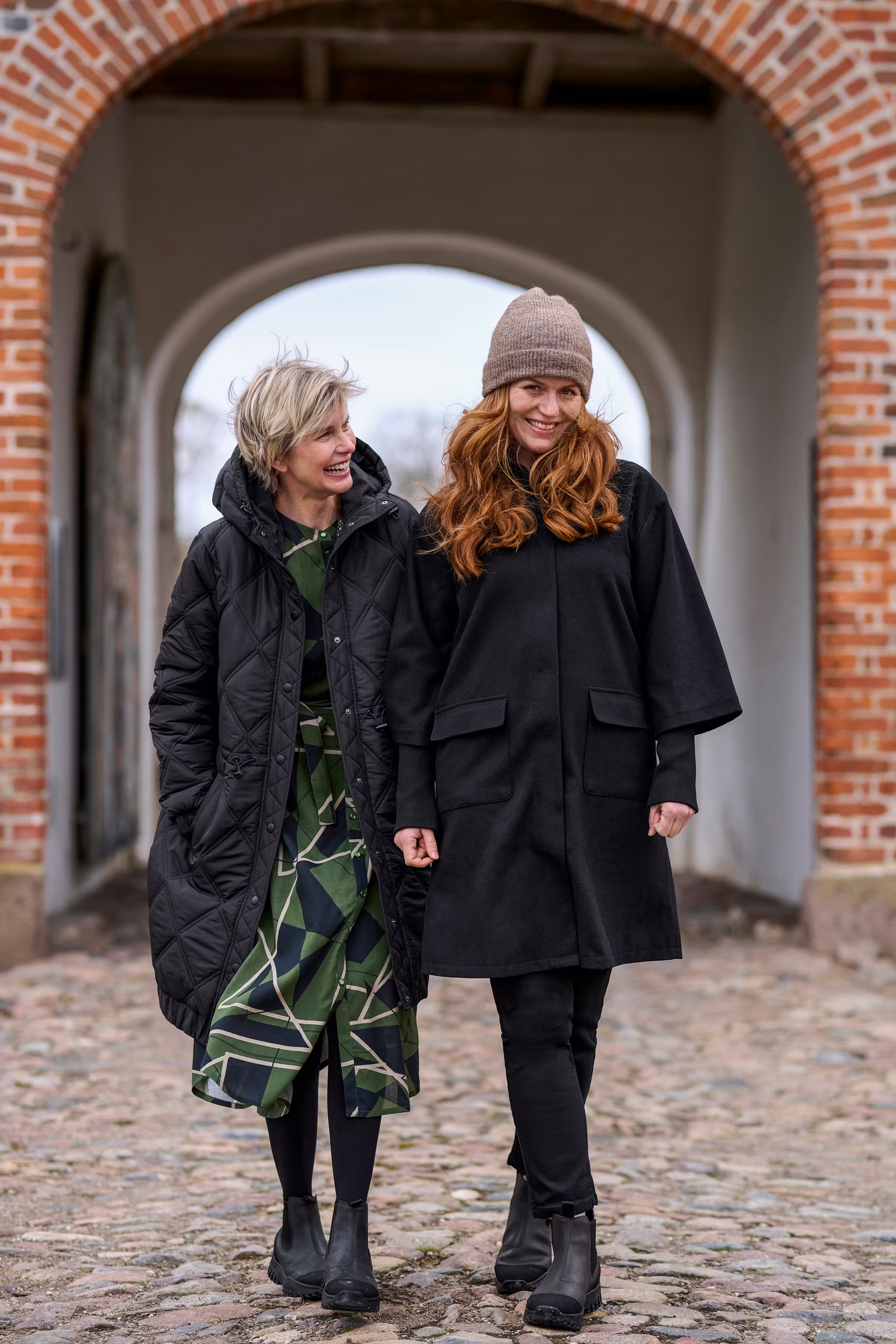 BPgloria Mantel LOCATION NONE 10590529-100121B