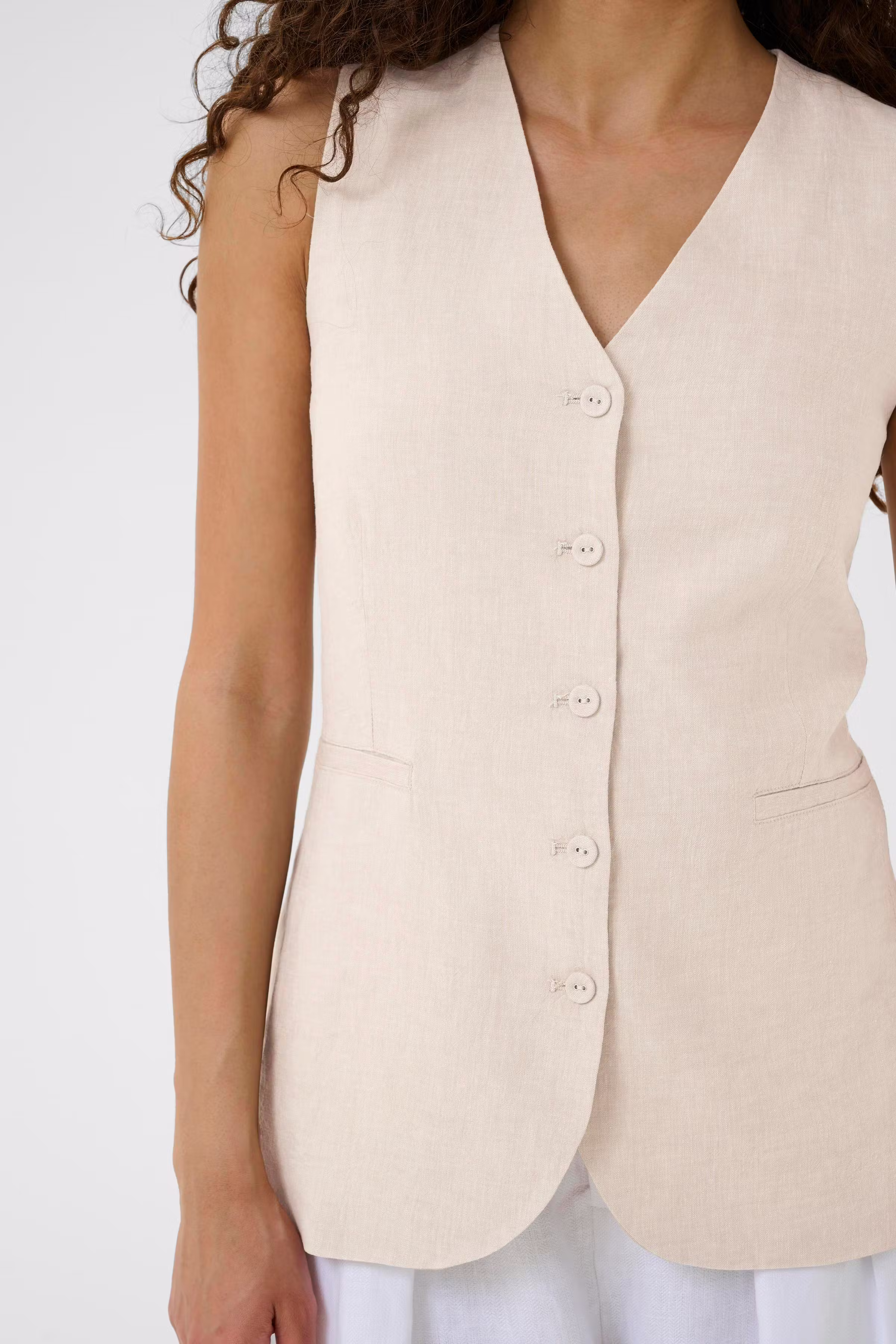 FaridaIW Linen Waistcoat LOOKBOOK DETAIL 30110439-1304031