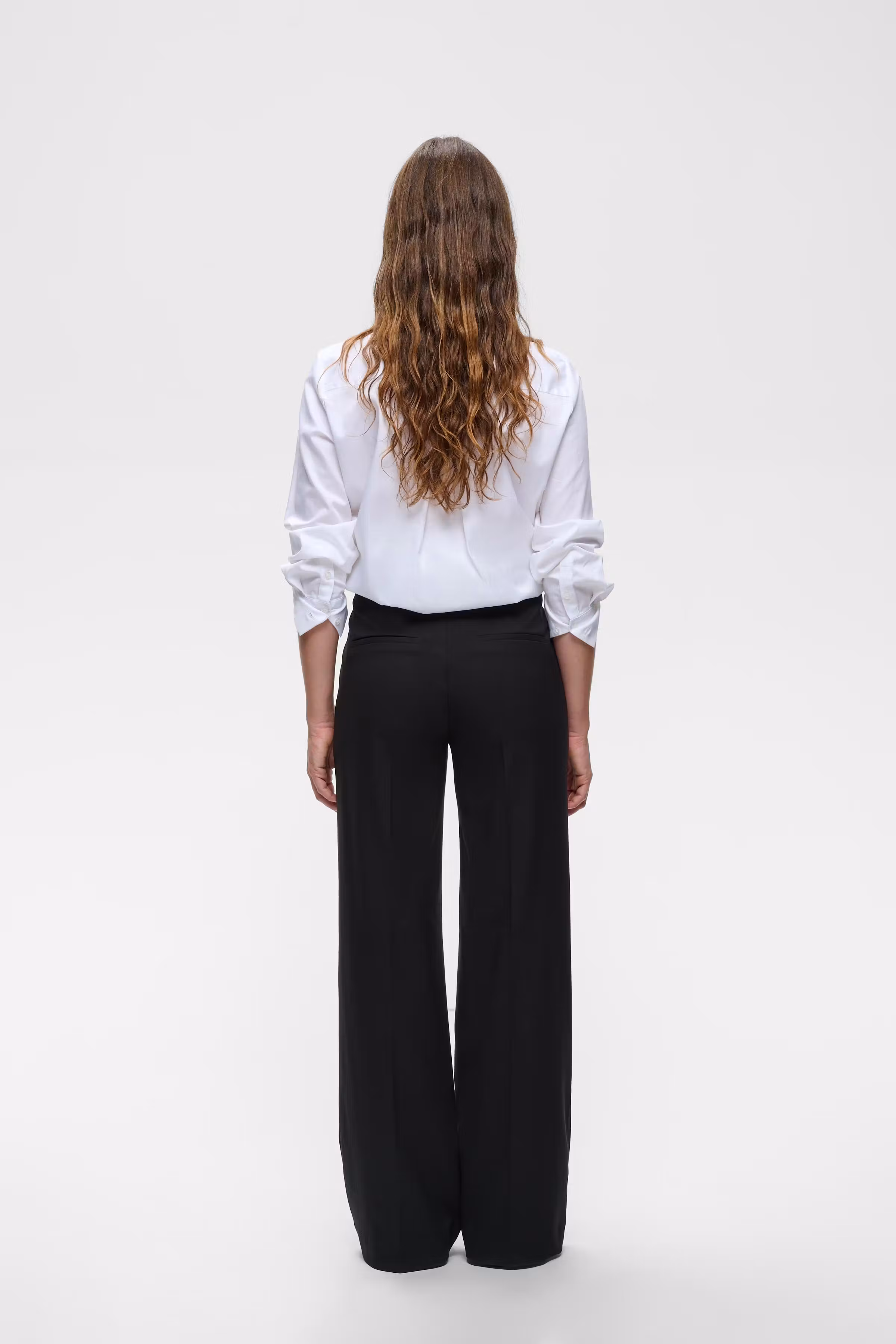 YuktaIW Trousers LOOKBOOK BACK 30111129-194008