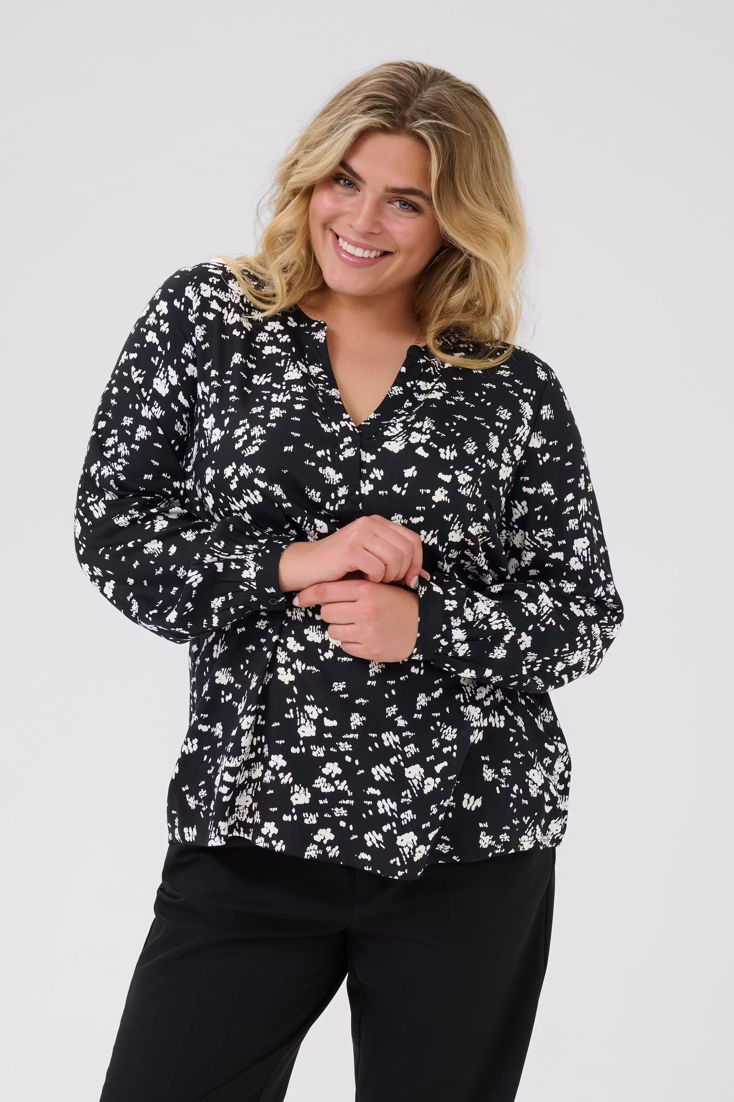 KCbella Bluse LOOKBOOK FRONT 10582486-107908