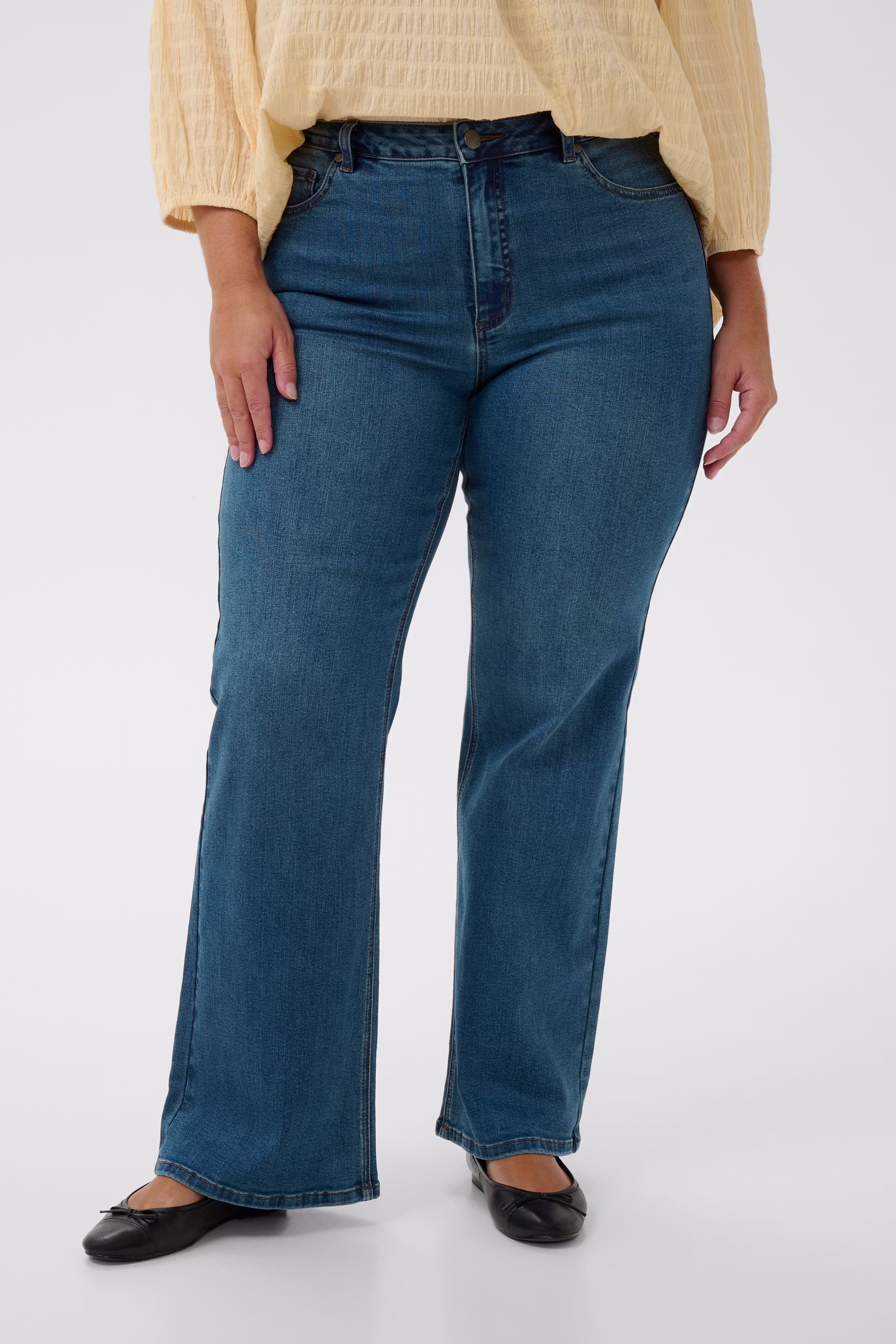 KCflora Flared Jeans LOOKBOOK FRONT 10583711-102272