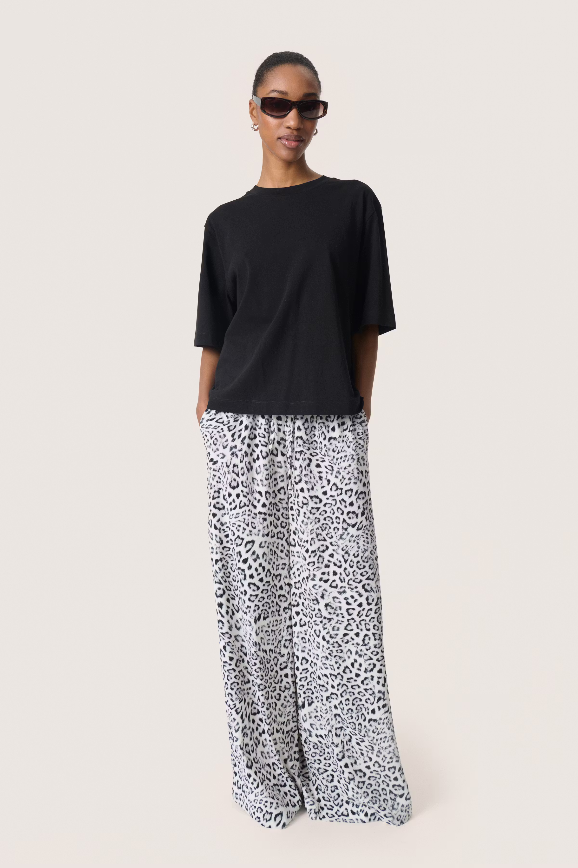 SLShirley Byxor LOOKBOOK FRONT 30408449-304331