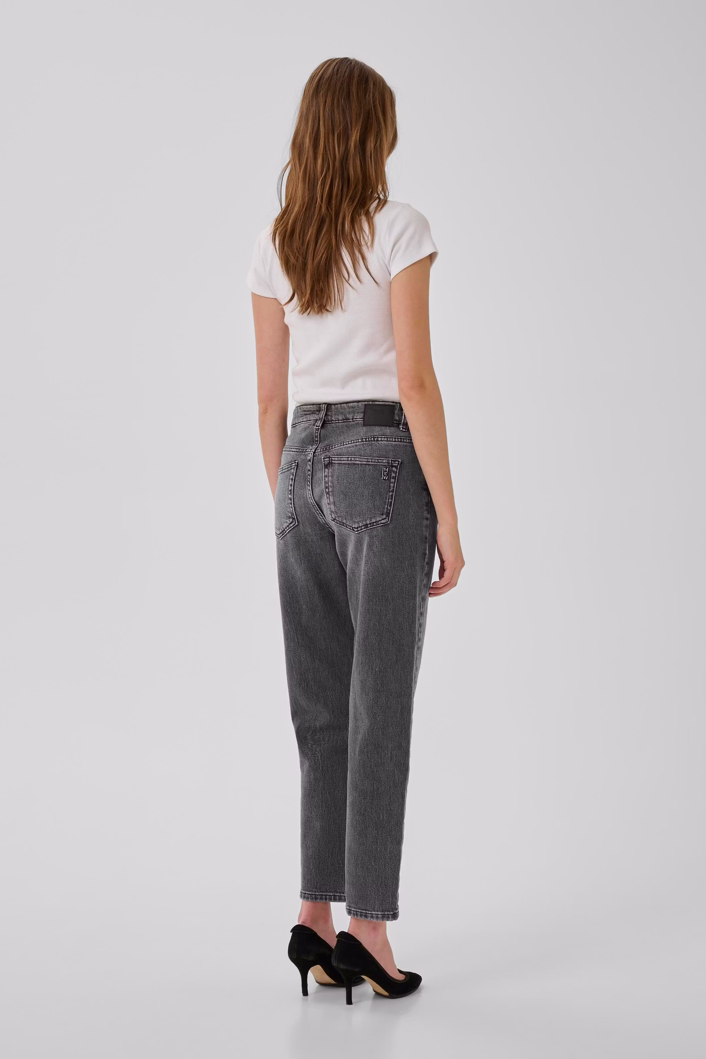 04 THE MOMMY HIGH TAPERED JEANS LOOKBOOK BACK 10704537-100087