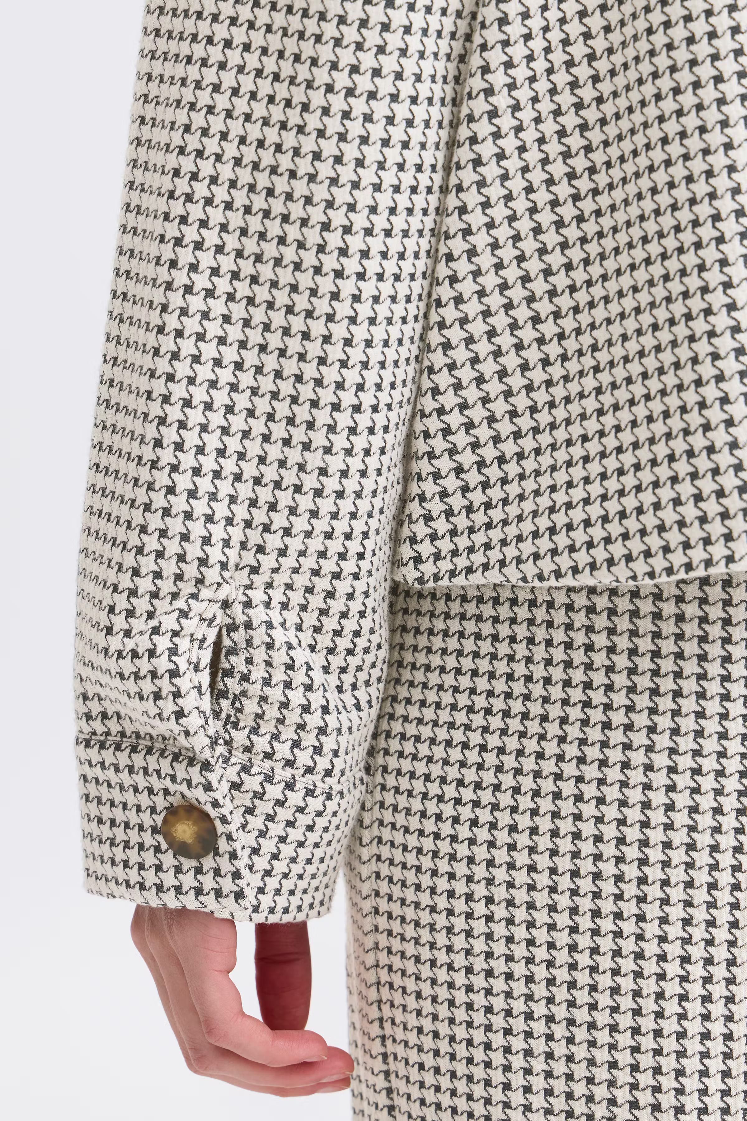  IHKATE PILLOU Outerwear LOOKBOOK DETAIL 20123014-194010