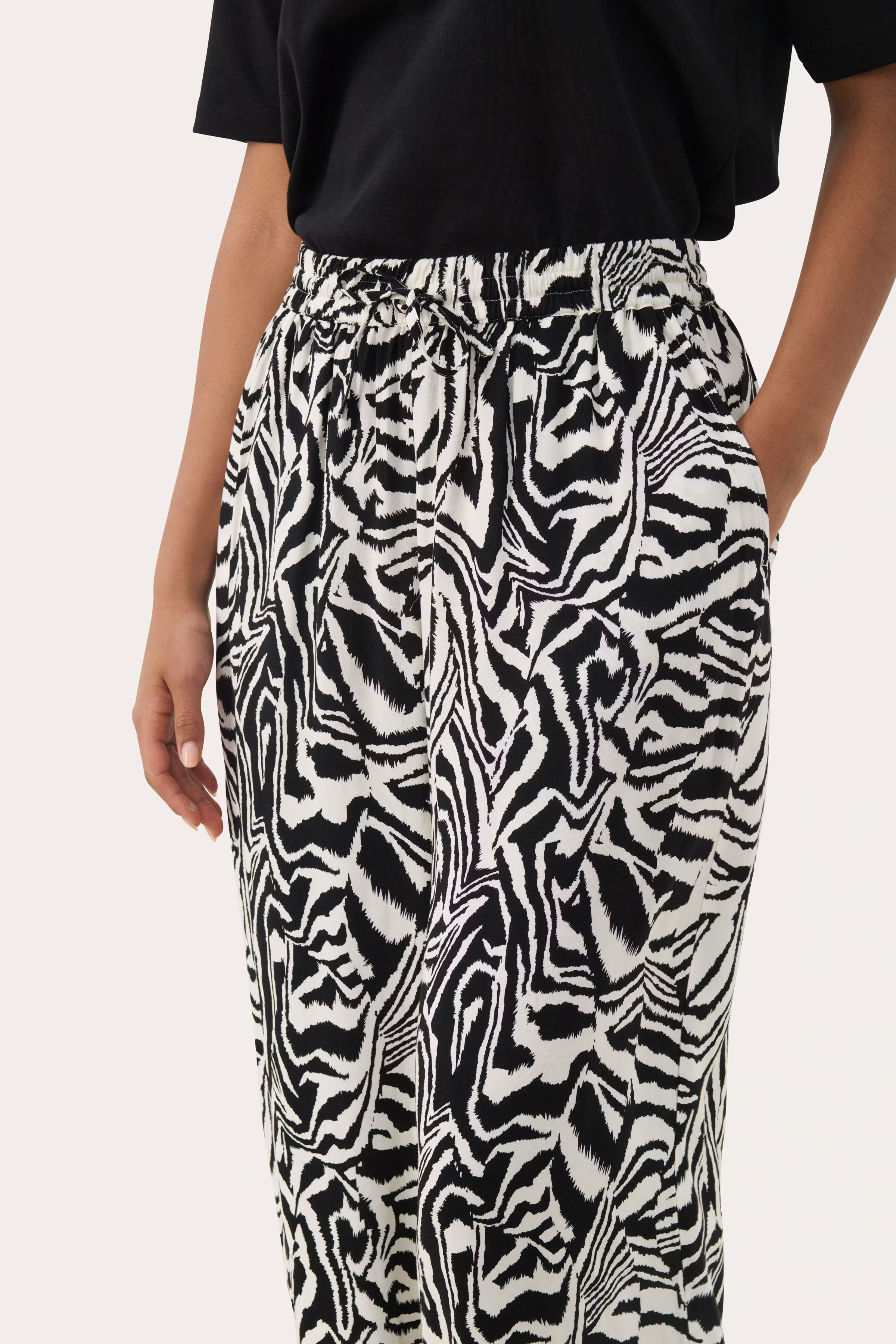 TinePW Trousers LOOKBOOK DETAIL 30309877-304011