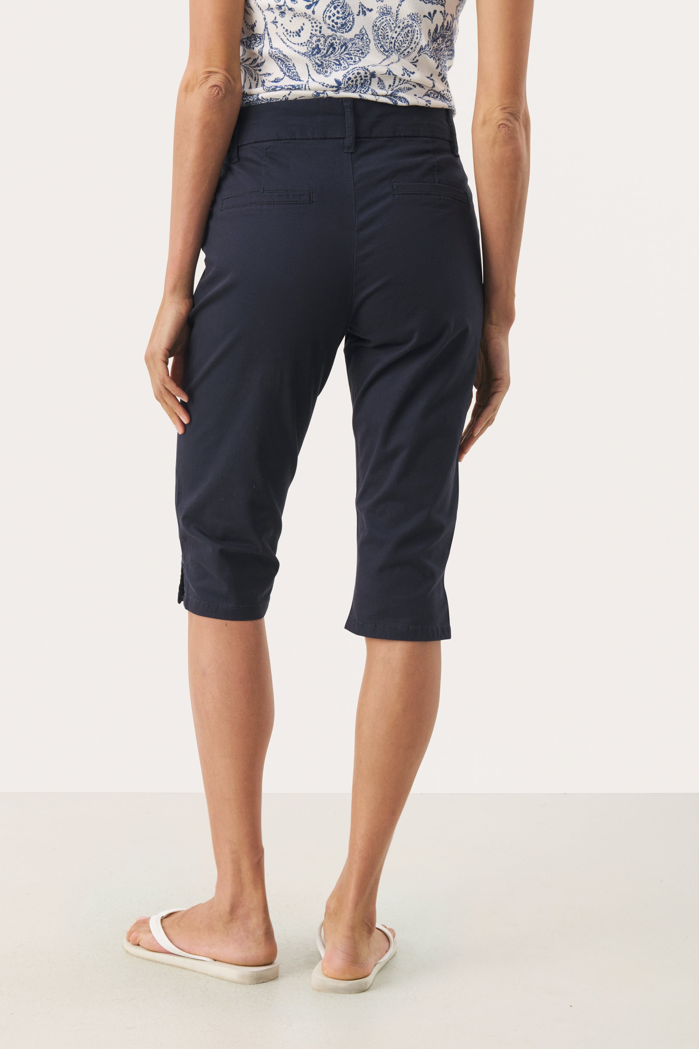 RenataPW Capri pants LOOKBOOK BACK 30309607-194013