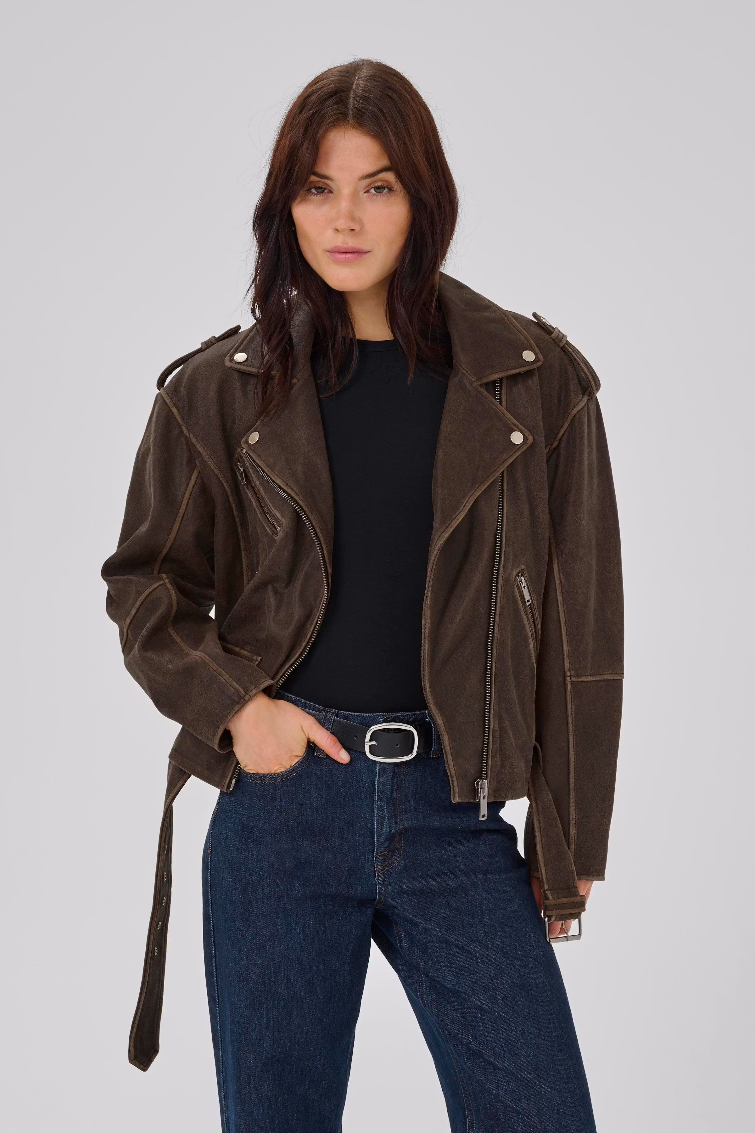 01 THE GILO LEATHER JACKET LOOKBOOK FRONT 10704658-105575